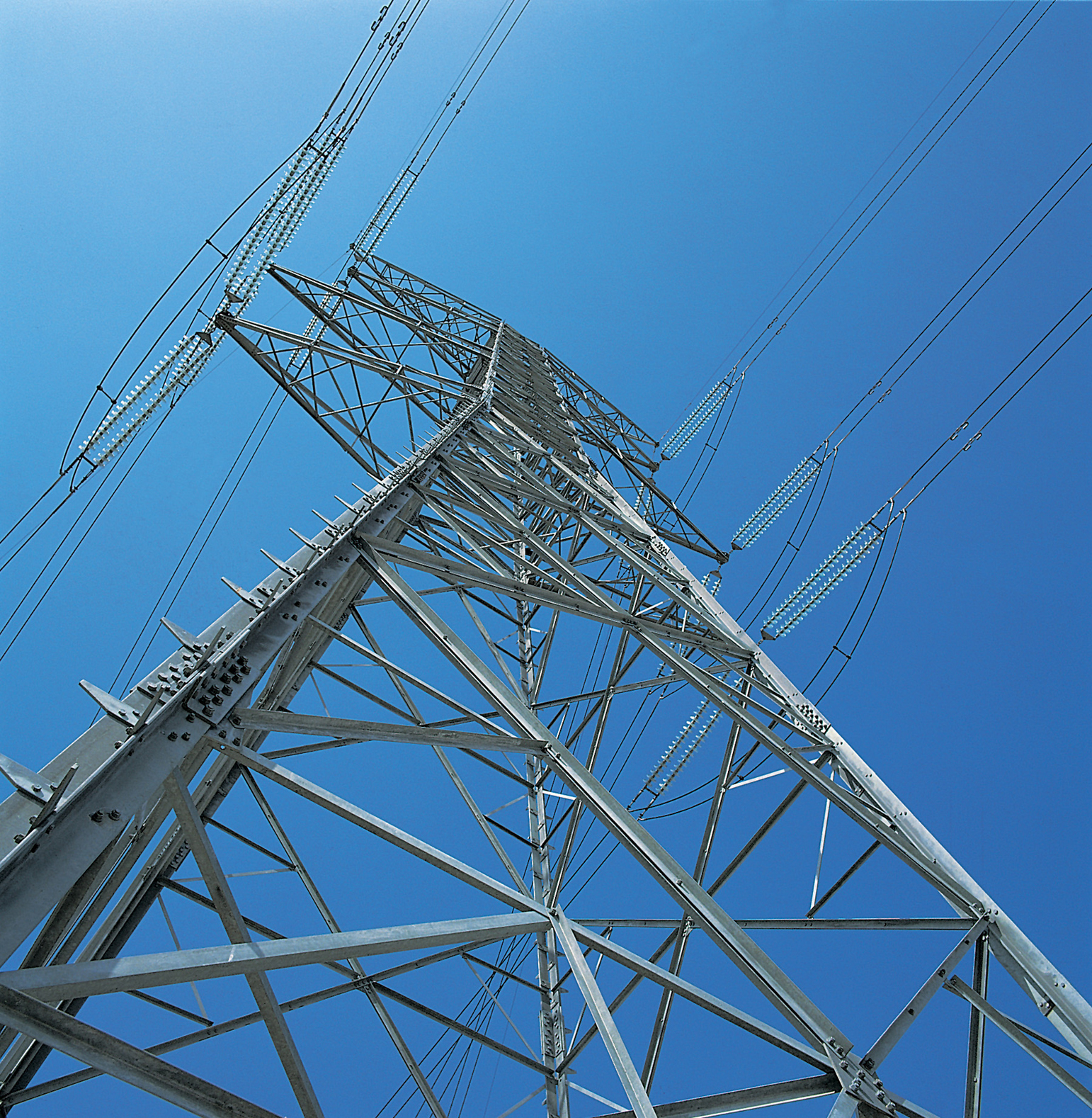 Double-circuit electricity tower of the transmission grid alt