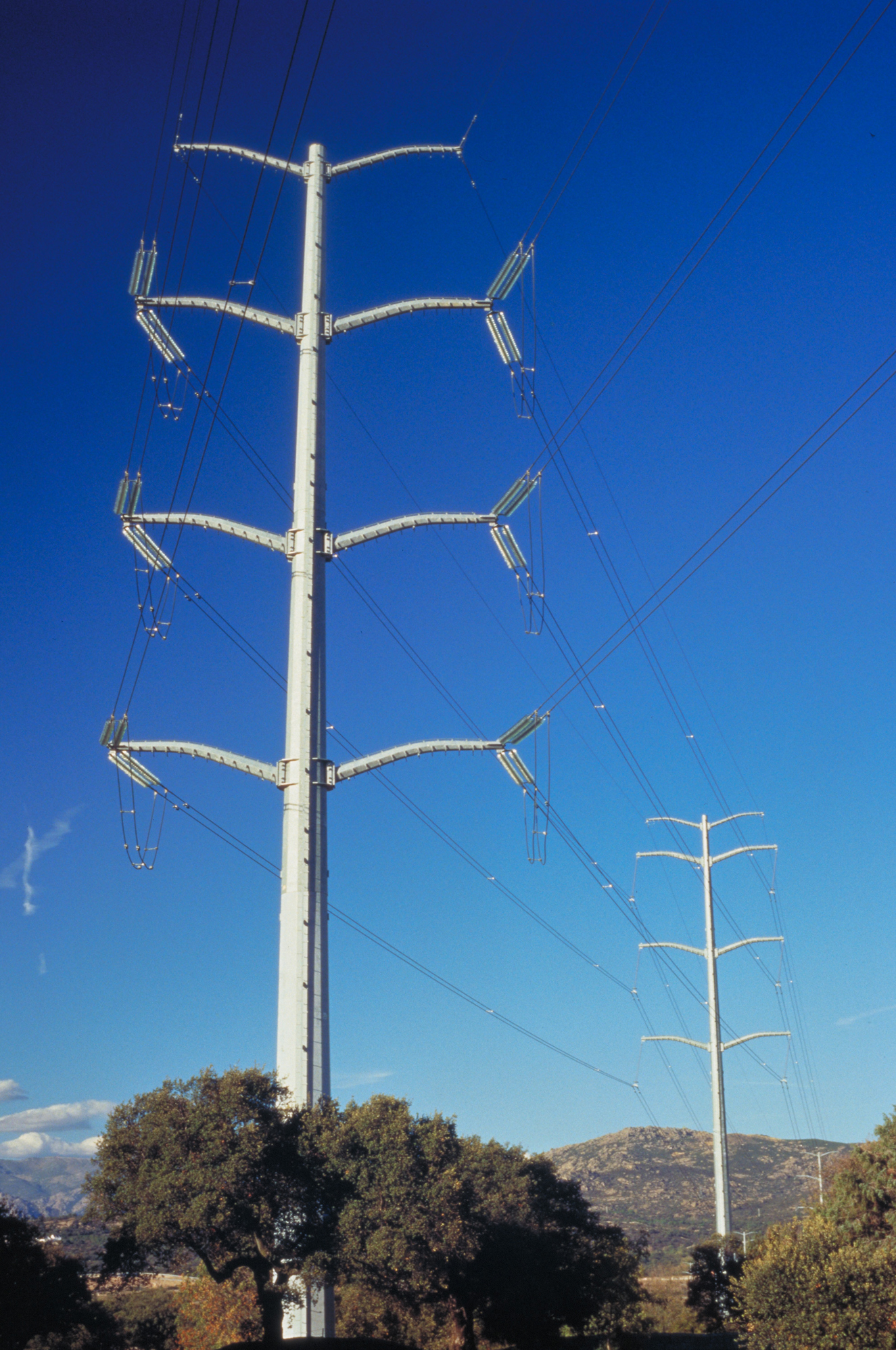 Double-circuit tubular electricity tower of the transmission grid alt