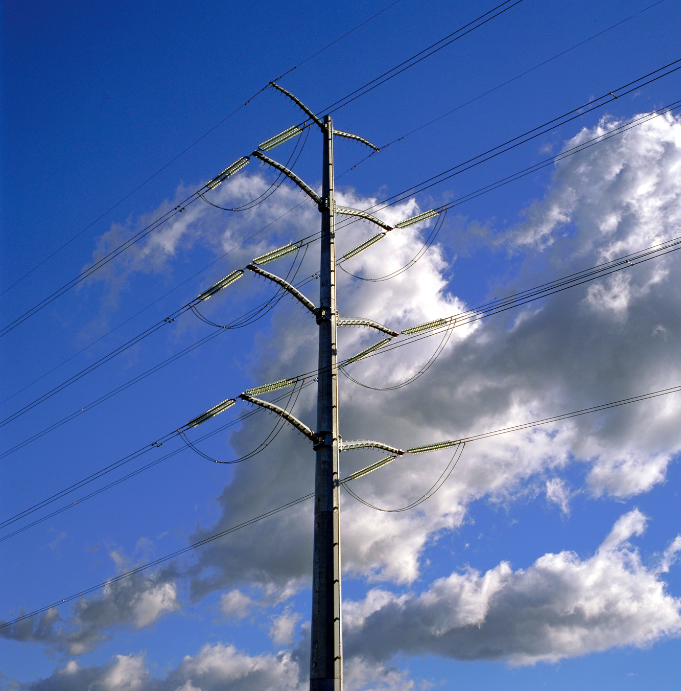 Double-circuit tubular electricity tower of the transmission grid alt