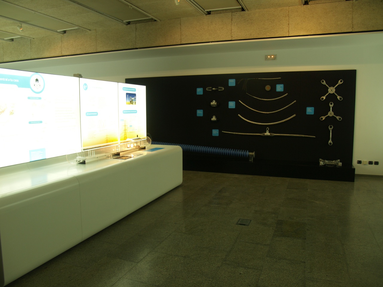 El laboratorio de la electricidad Diferentes piezas de aparamenta eléctrica.