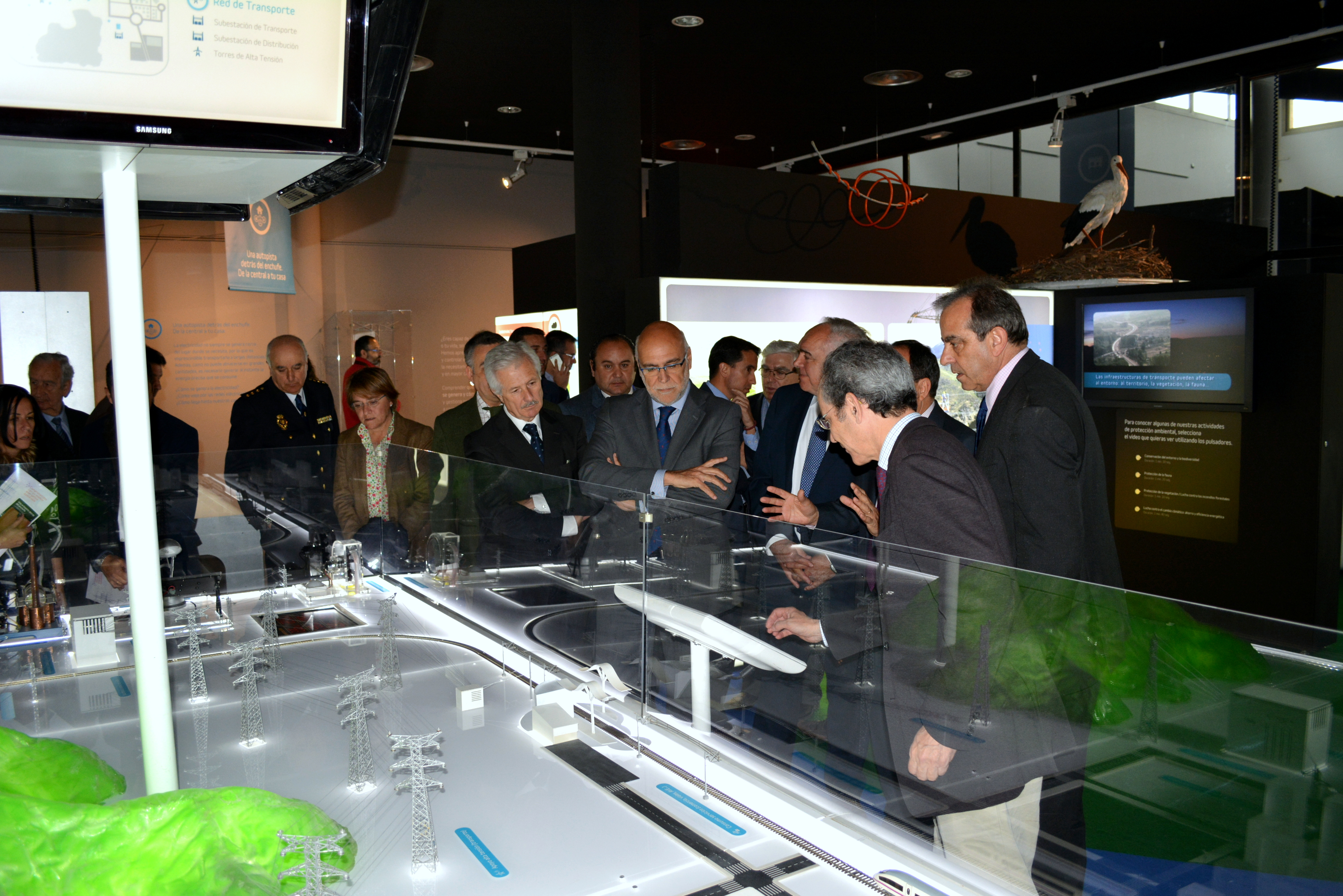 Inauguración de ExpoREE en Mérida Autoridades ante la maqueta del sistema eléctrico el día de la inauguración.