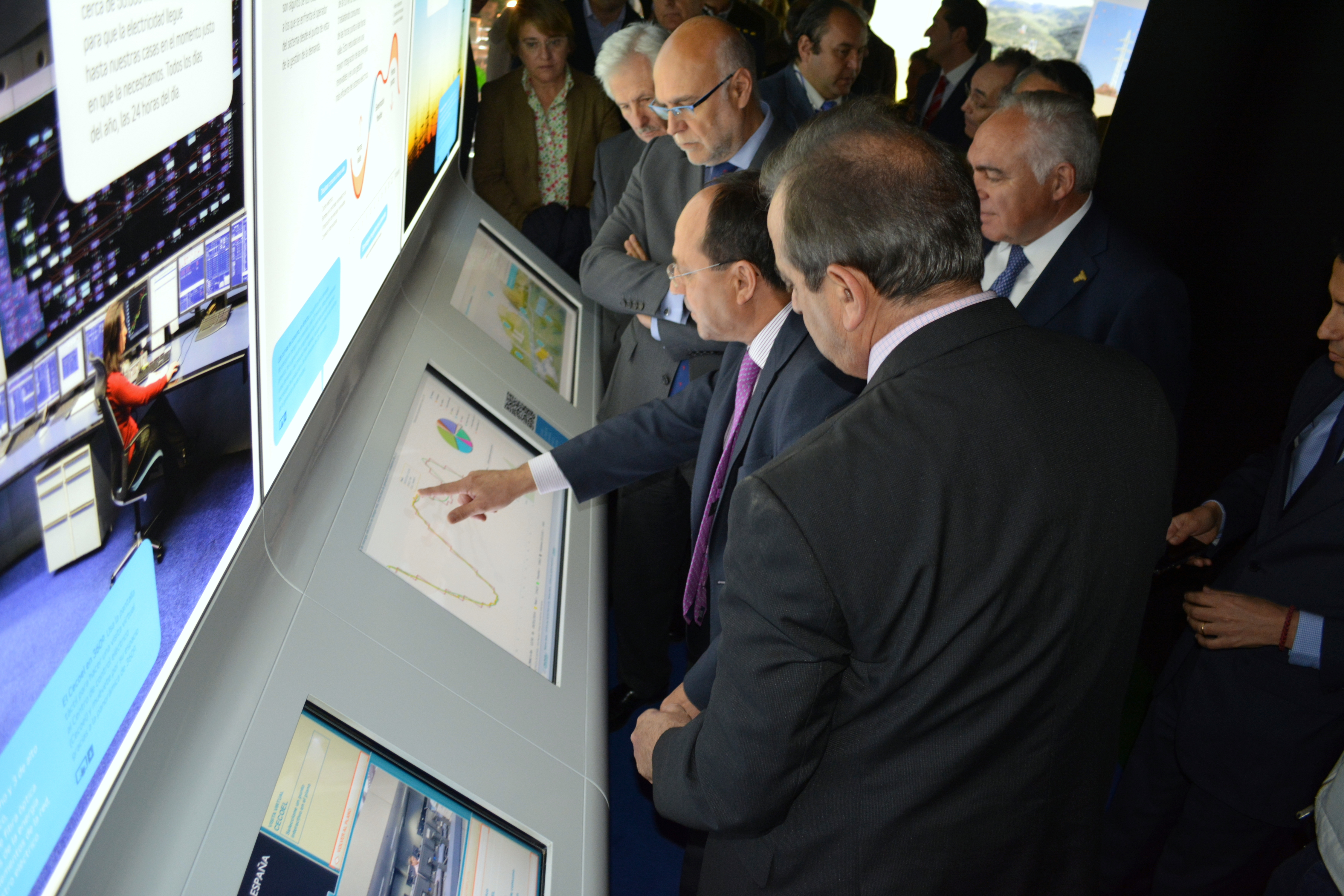 Inauguración de ExpoREE en Mérida Autoridades ante el módulo de la curva de la demanda.