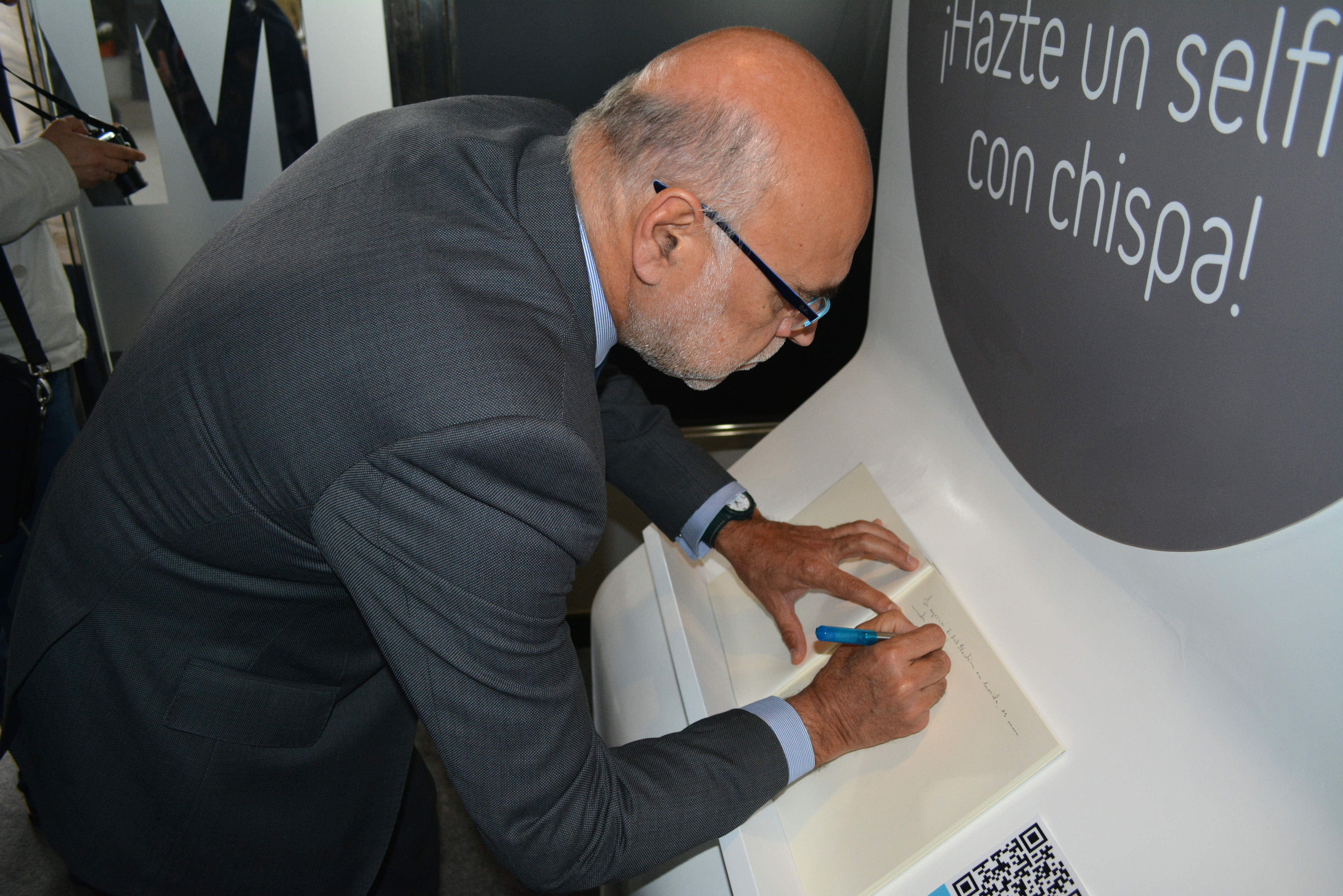 Inauguración de ExpoREE en Mérida El consejero de Energía del Gobierno de Extremadura, José Antonio Echávarri, firmando en el libro de visitas.