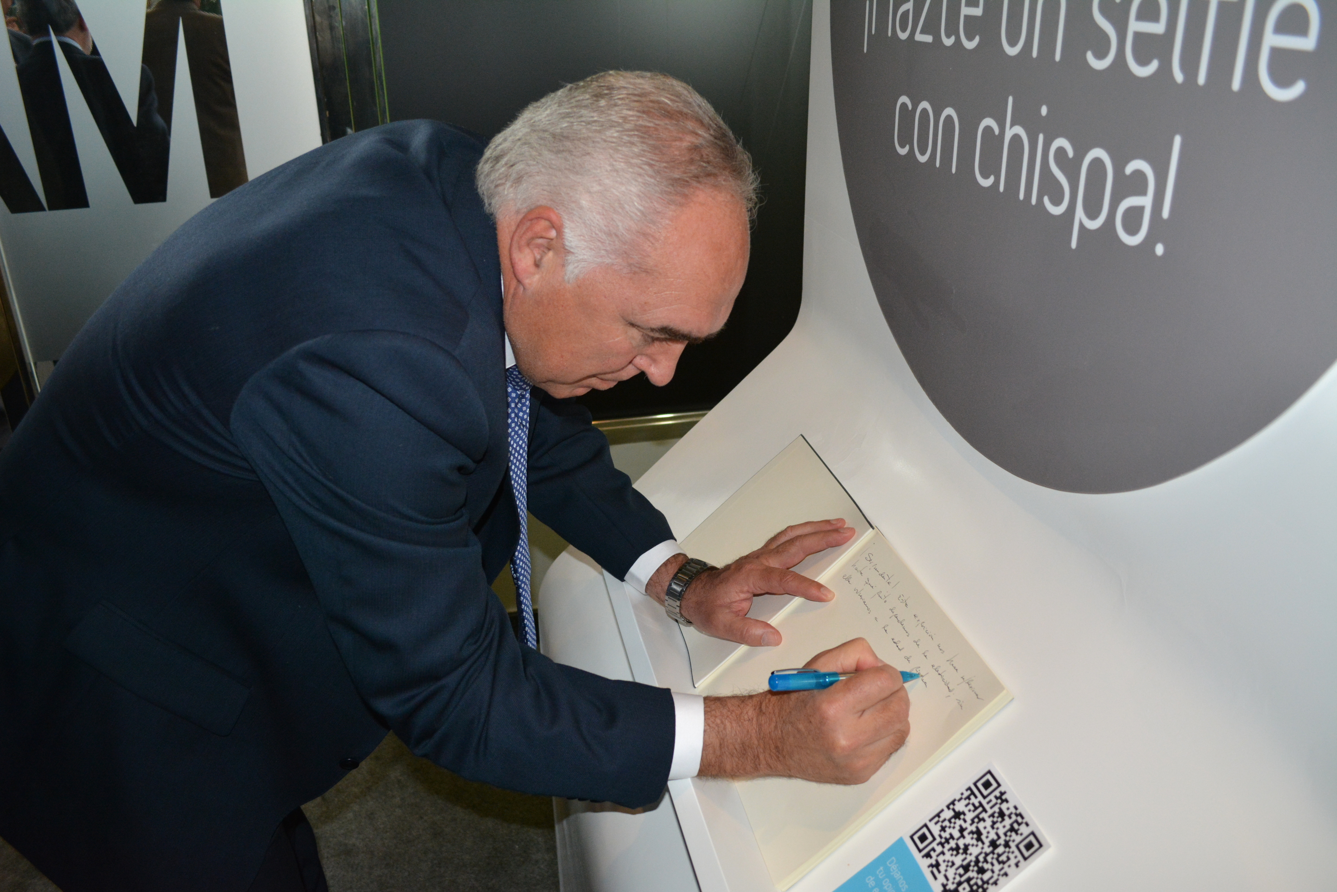 Inauguración de ExpoREE en Mérida El alcalde de Mérida, Pedro Acedo, firmando en el libro de visitas.