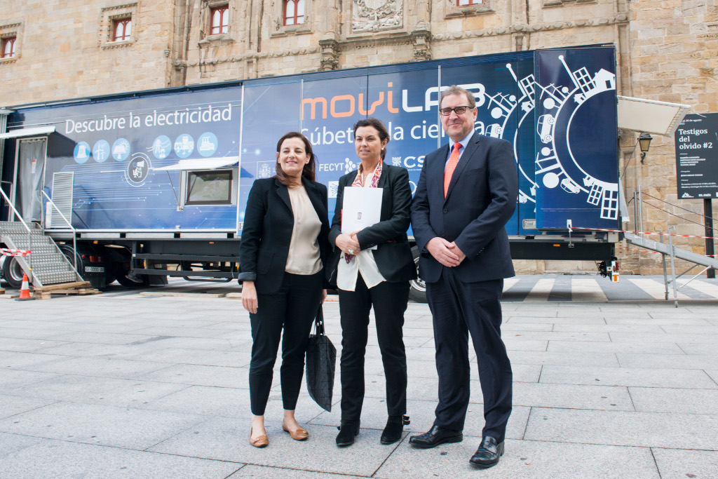 La Directora del Departamento de Cultura Científica de FECYT, la Concejala de Cultura, Educación y Cooperación del Ayuntamiento de Gijón, y el Delegado Regional Noroeste de Red Eléctrica, en la presentación del proyecto Movilab en Gijón.