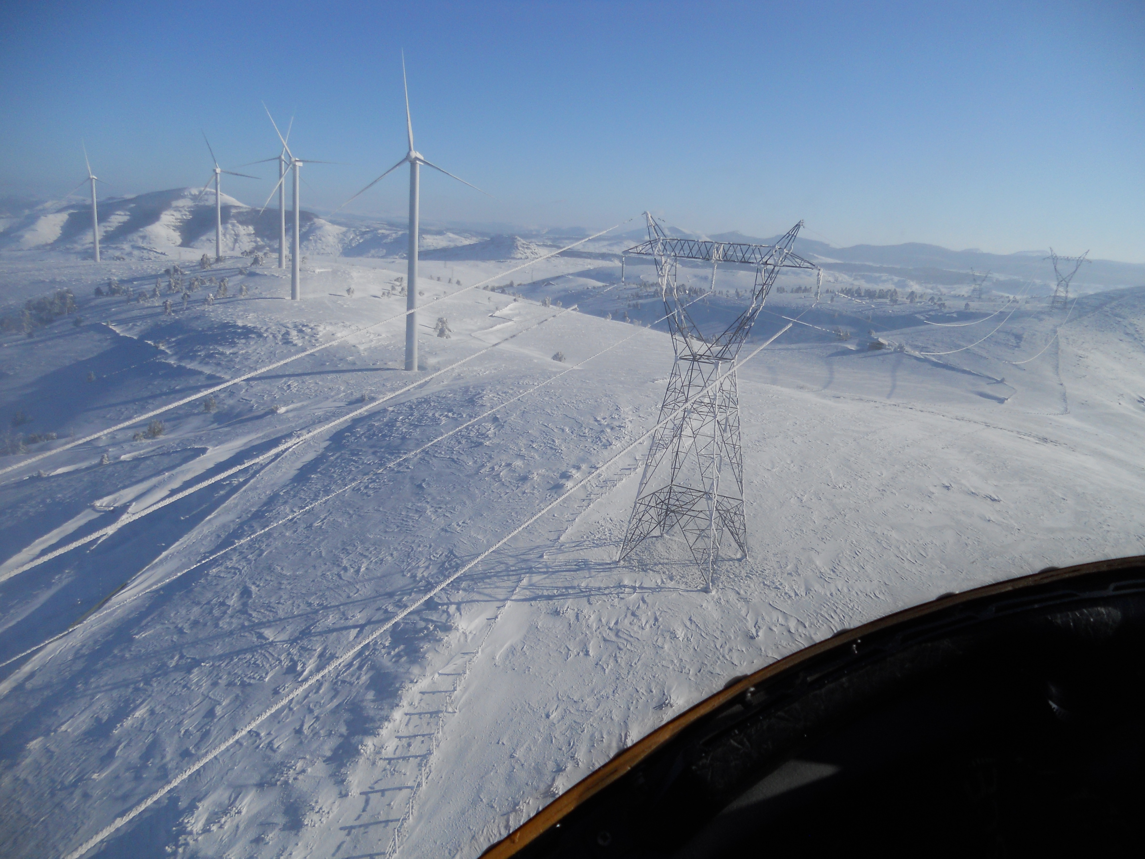 Las instalaciones de transporte eléctrico son revisadas de forma periódica tanto desde tierra como mediante helicópteros, como en el caso de esta imagen, tomada en la cordillera Cantábrica.