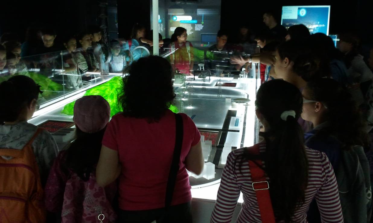 Maqueta del sistema eléctrico Estudiantes viendo la maqueta del sistema.
