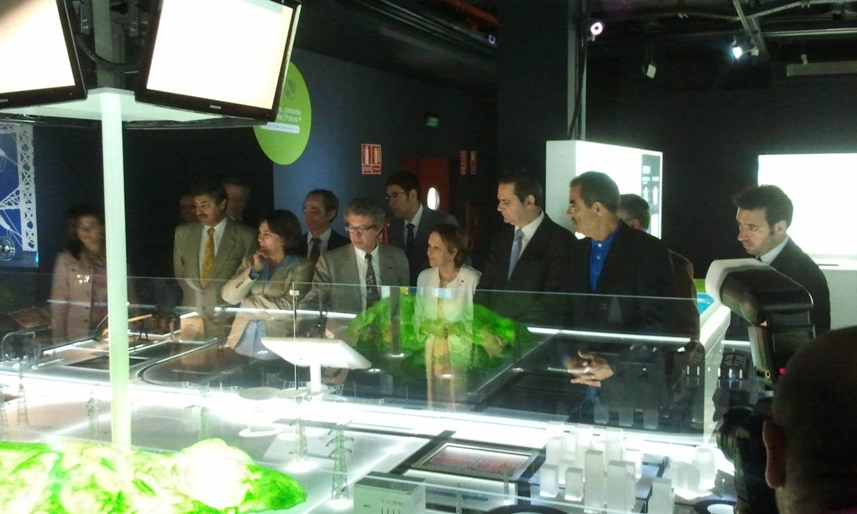Maqueta del sistema eléctrico Autoridades visitando la Maqueta del sistema.