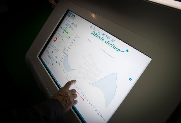 Electric cars Visitors can learn more about the electric vehicle through the simulator provided as part of the ExpoREE.