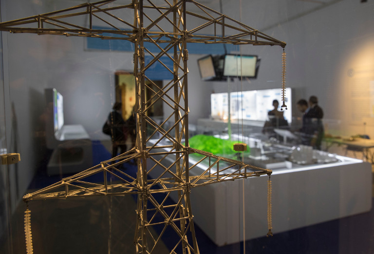 Scale layout of the electricity system Various interactive spaces allow the visitor to understand how society uses electricity and the impact consumption habits have on the electricity system.