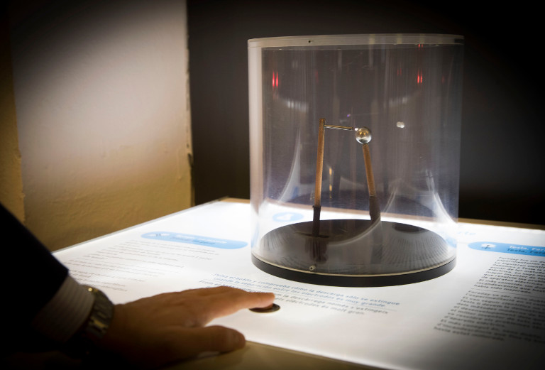 The electricity lab The exhibition has a laboratory of experiments that invites the visitor to discover how electricity is manifested in different ways.