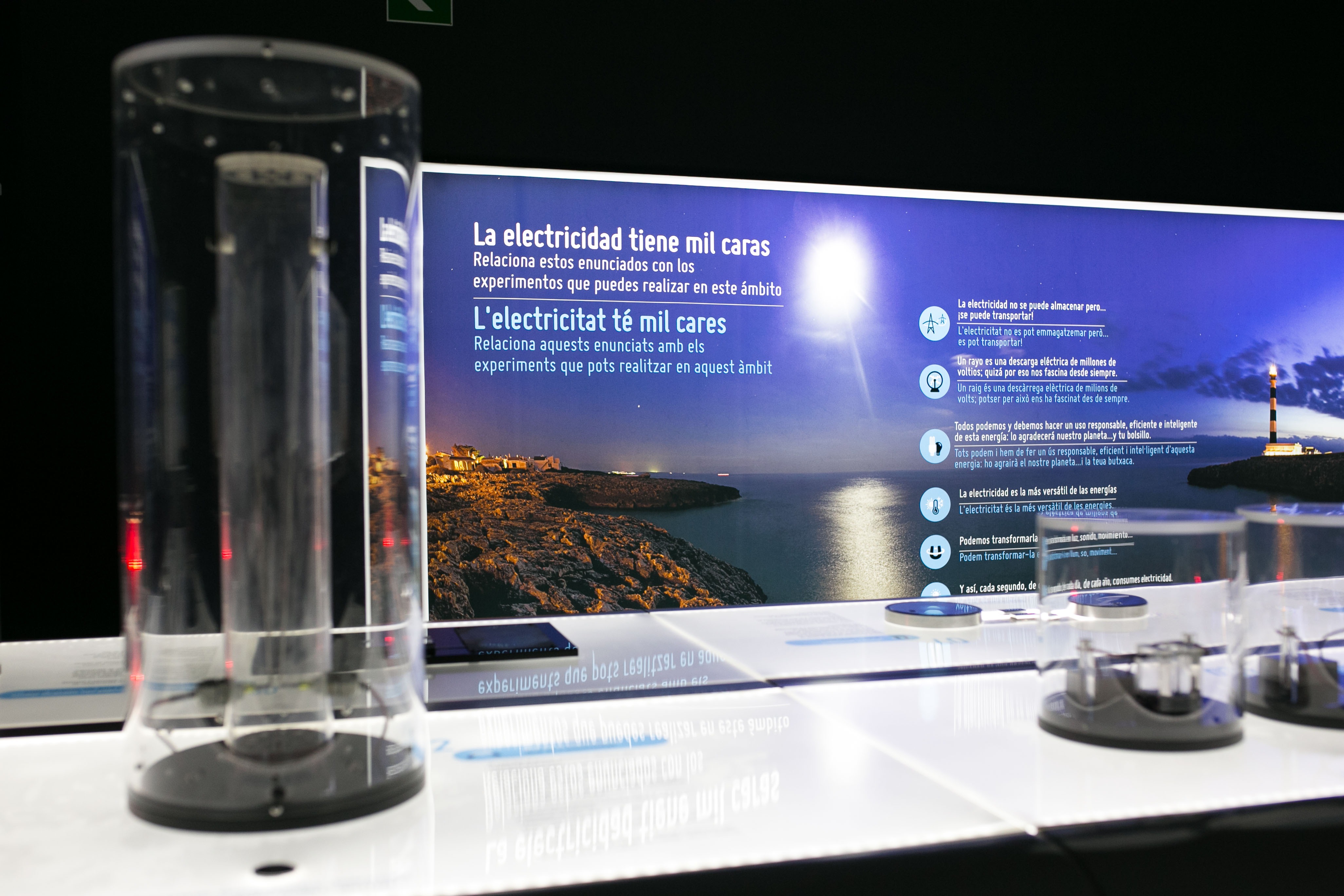 The electricity lab Different experiments teach visitors about the physical principles of electricity and the different manifestations of this phenomenon.