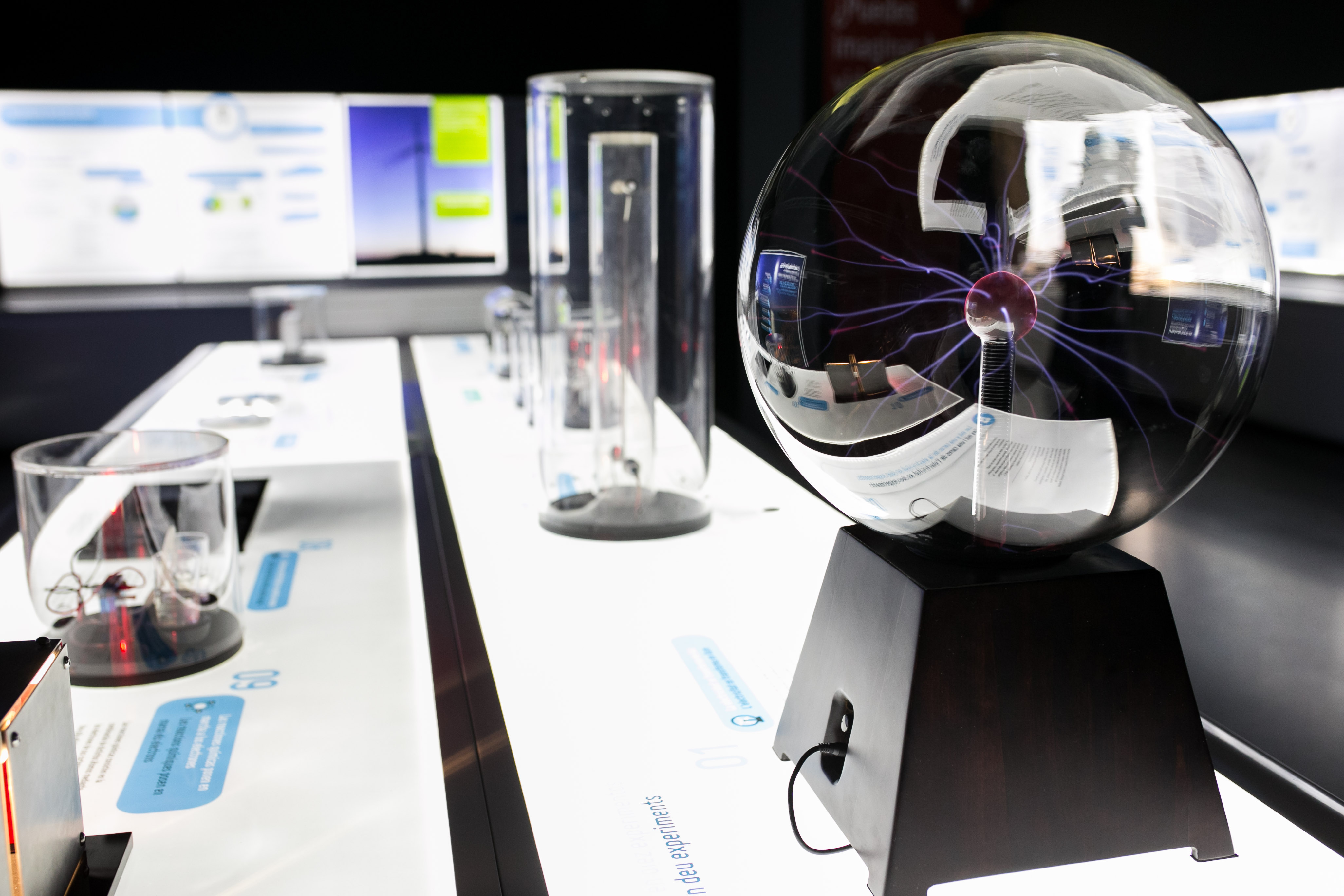 The electricity lab Different experiments teach visitors about the physical principles of electricity and the different manifestations of this phenomenon.