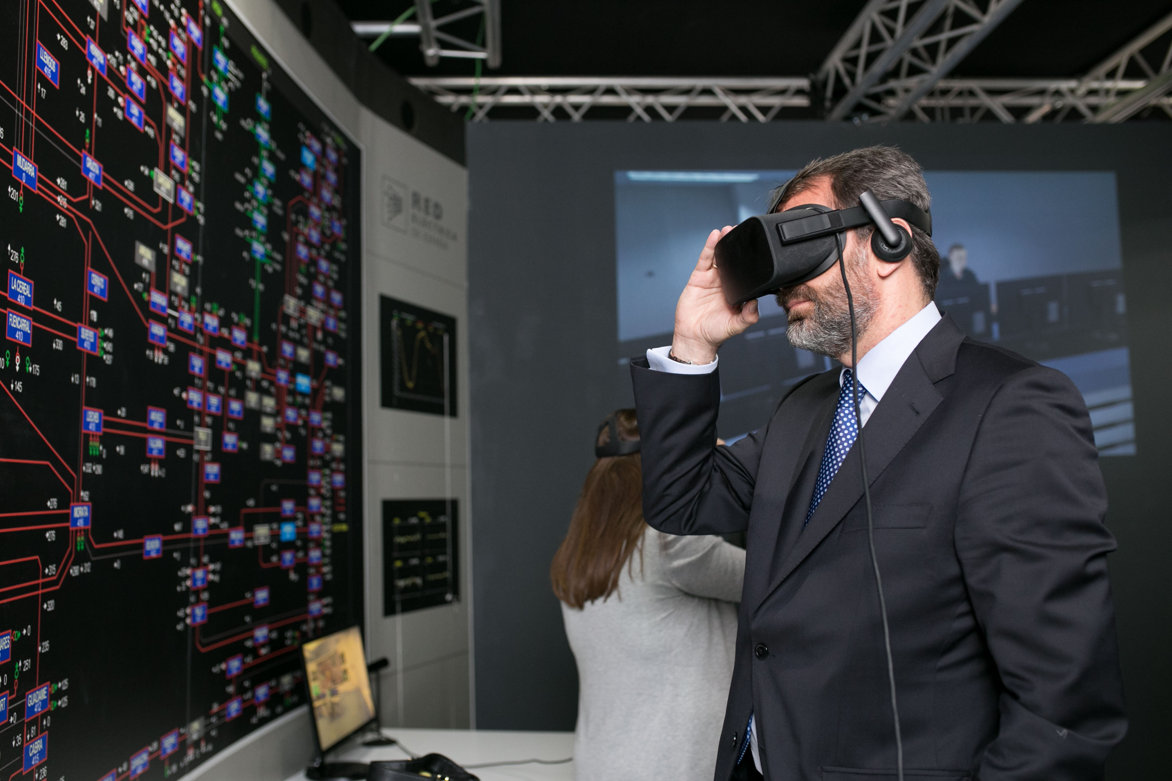 Interactive games in the exhibit The managing director of Red Eléctrica, trying out the exhibit’s interactive games.