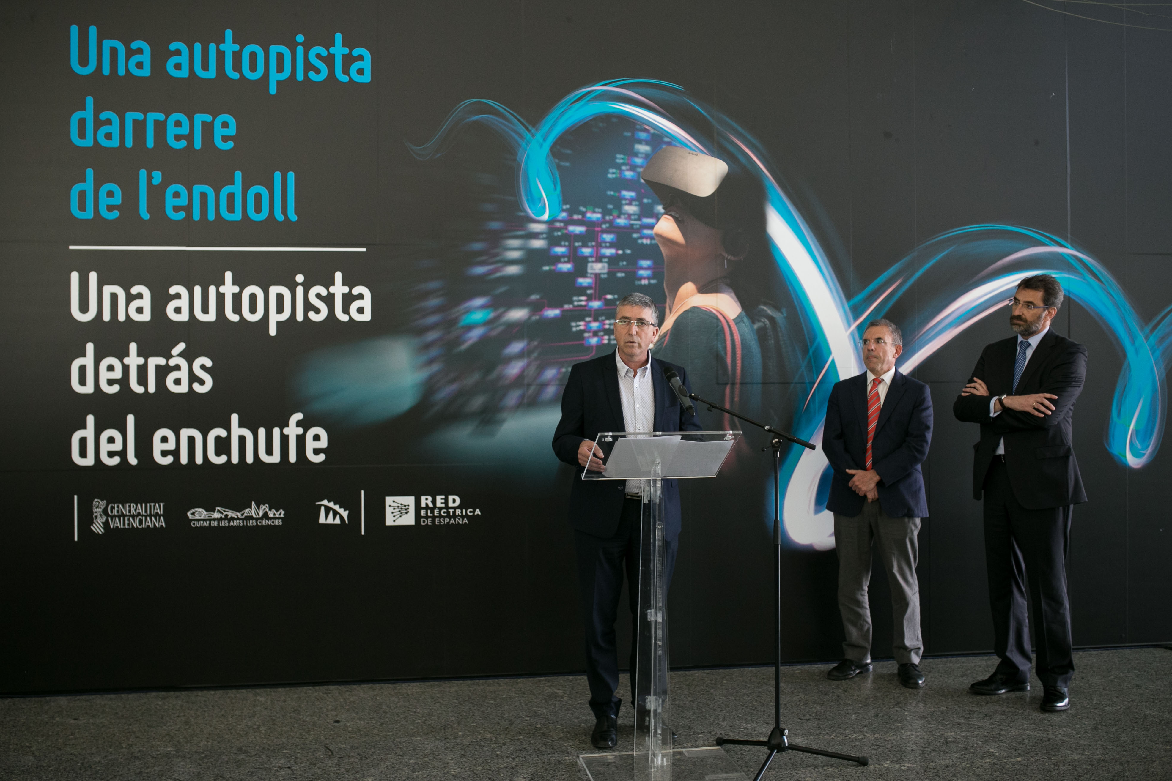 Opening of ExpoREE in Valencia The Counsellor for Sustainable Economy, Production Sectors, Trade, and Employment of the Regional Government of Valencia, Rafael Climent, opening the exhibit “A highway behind the wall socket”.