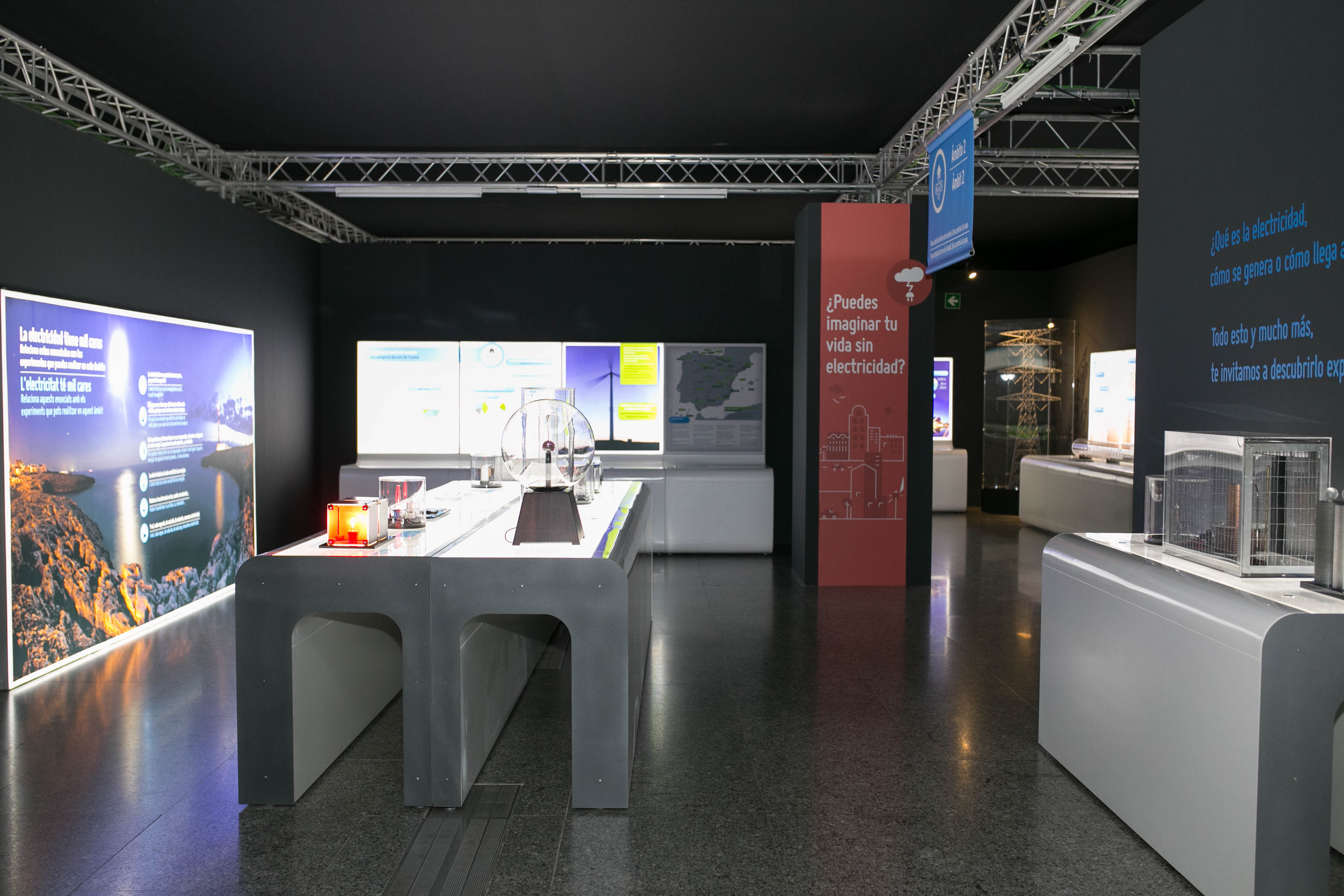 The electricity lab This space shows visitors different experiments carried out in the laboratory.