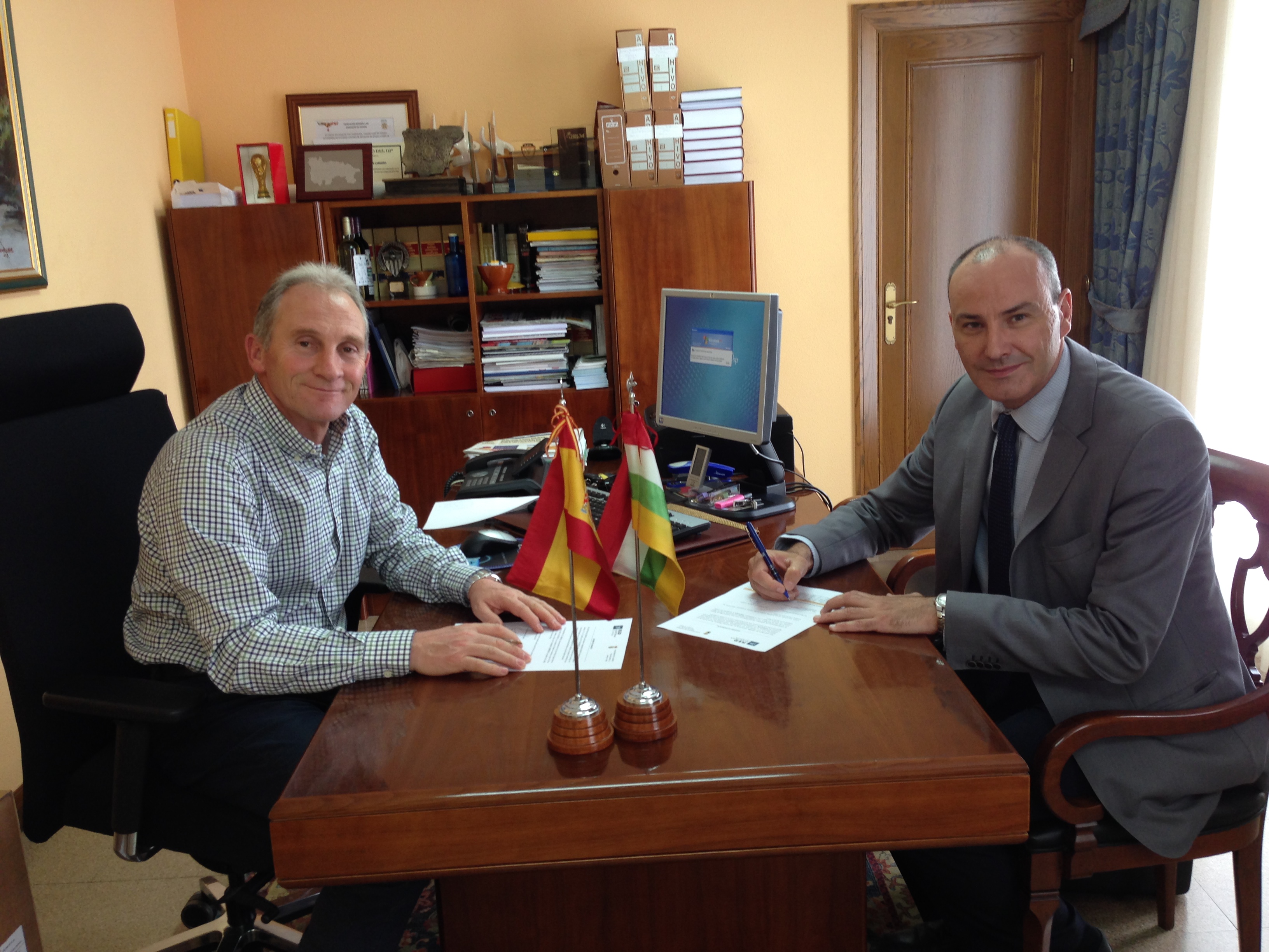 José Ignacio Lallana (a la derecha), durante la firma del acuerdo con Juan Antonio Elguea, alcalde de Lardero.