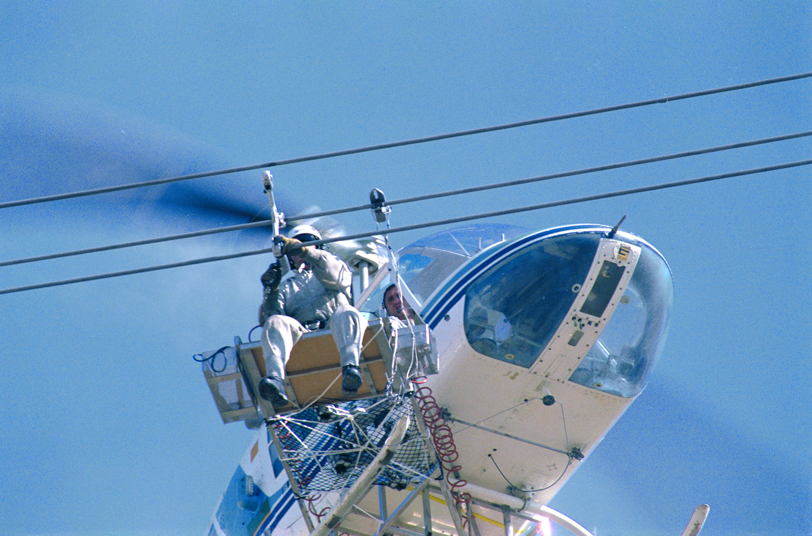 Sustitución de separadores de cables con plataforma adosada al helicóptero Sustitución de separadores de cables con plataforma adosada al helicóptero