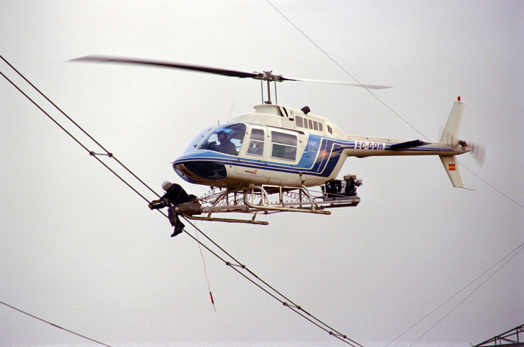 Sustitución de separadores de cables con plataforma adosada al helicóptero Sustitución de separadores de cables con plataforma adosada al helicóptero