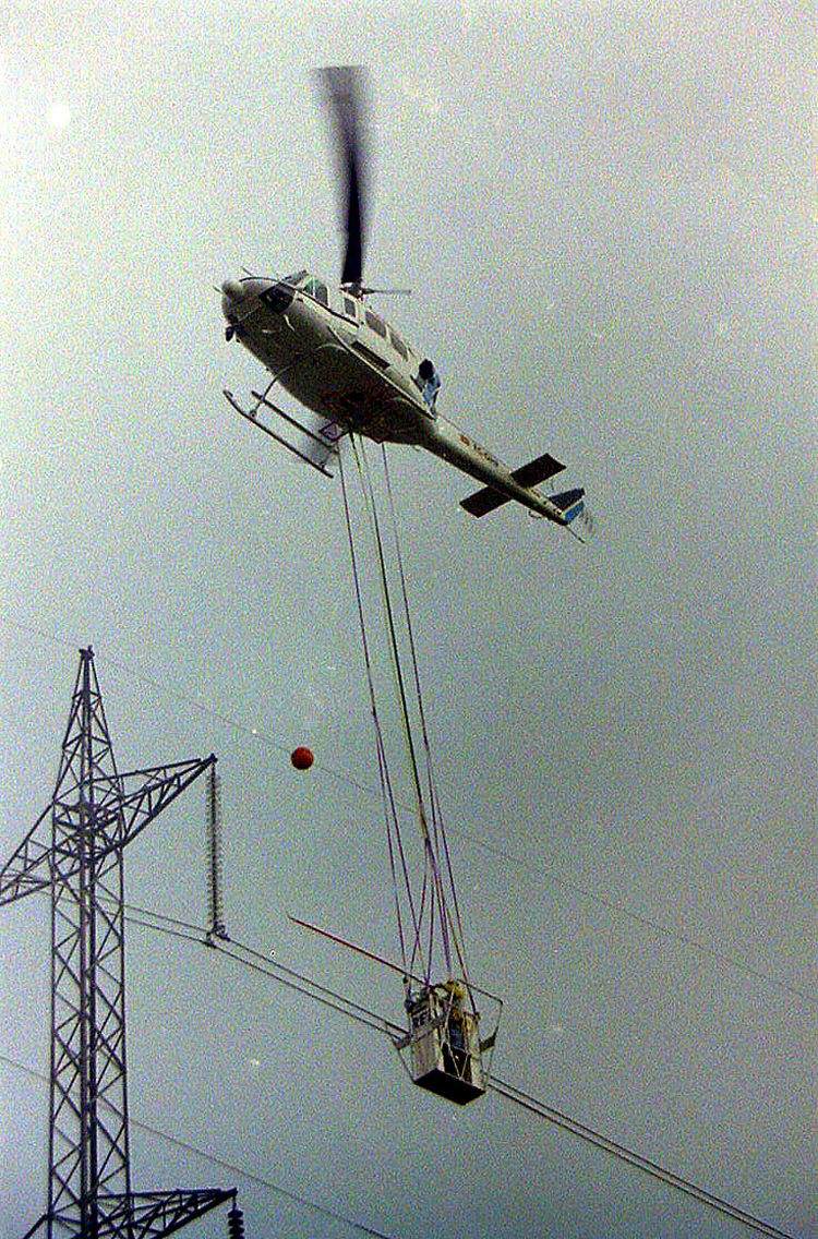Trabajos de mantenimiento desde barquilla sustentada en helicóptero Trabajos de mantenimiento desde barquilla sustentada en helicóptero