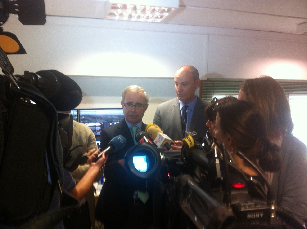 Eduardo Ramos, director de Medio Ambiente de Red Eléctrica atiende a los medios de comunicación que asisten a la visita.