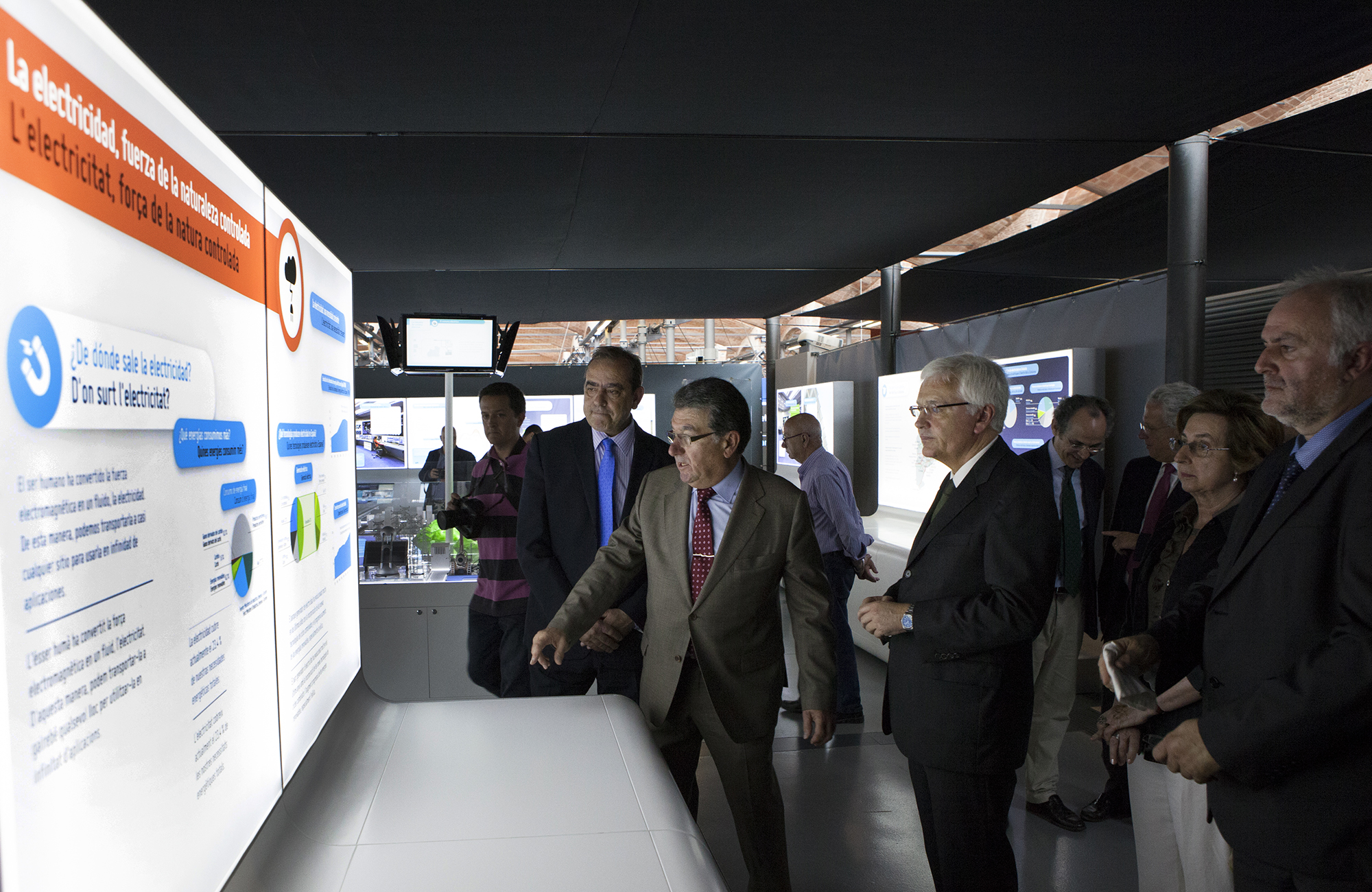 Opening of ExpoREE in Terrasa Luis Pinós shows one of the exhibit spaces to the officials.