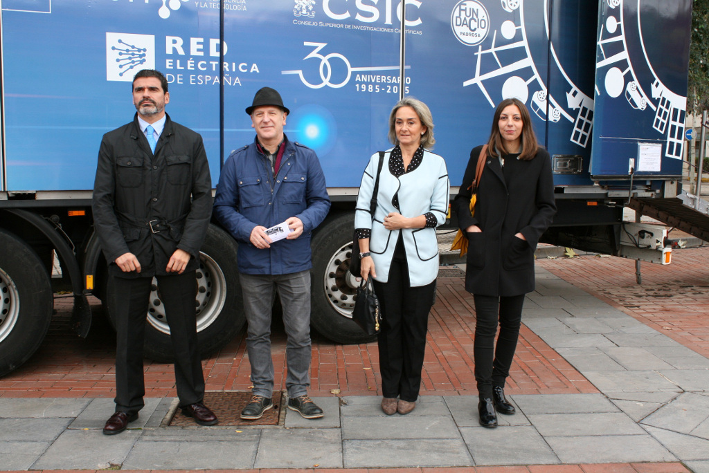 El Delegado Regional Norte de Red Eléctrica, el Concejal de Cultura del Ayuntamiento de Tudela, la Directora del Instituto de Agrobiotecnología del CSIC y una representante del Departamento de Cultura Científica de FECYT, junto al camión, en la presentación del proyecto Movilab en Tudela (Navarra).