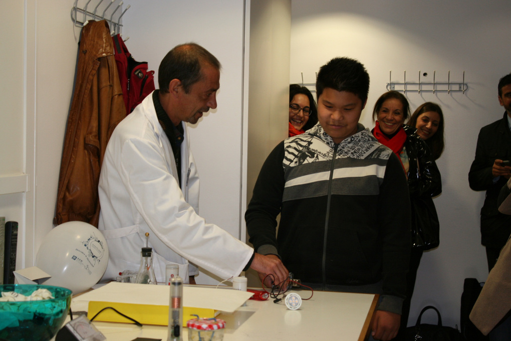 Durante la presentación de Movilab en Tudela (Navarra), la autoridades subieron al camión cuando el monitor estaba enseñando a un escolar un experimento para generar luz.
