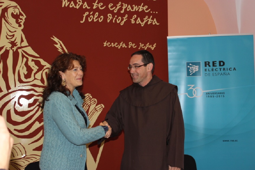 El presidente de la Fundación V Centenario, el padre Miguel Márquez, y la directora de Asuntos Corporativos y Relaciones Institucionales de Red Eléctrica de España, Ana Cuevas, han rubricado este acuerdo,que permitirá también acometer algunas actuaciones museísticas complementarias a la iluminación.