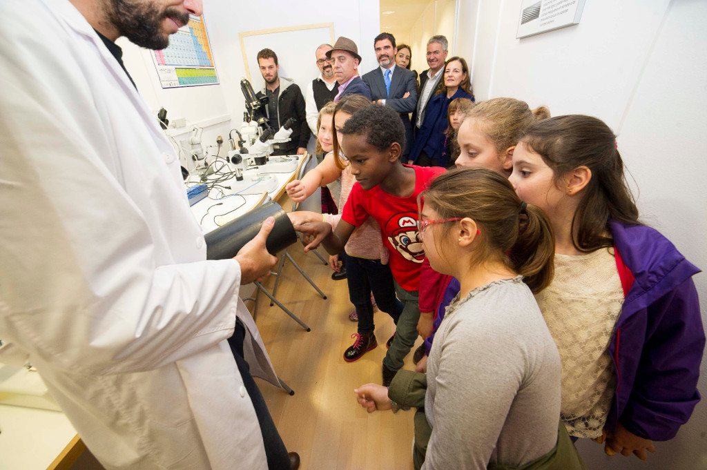 Alumnos de educación primaria interactúan con el monitor en el laboratorio móvil en Laredo (Cantabria).