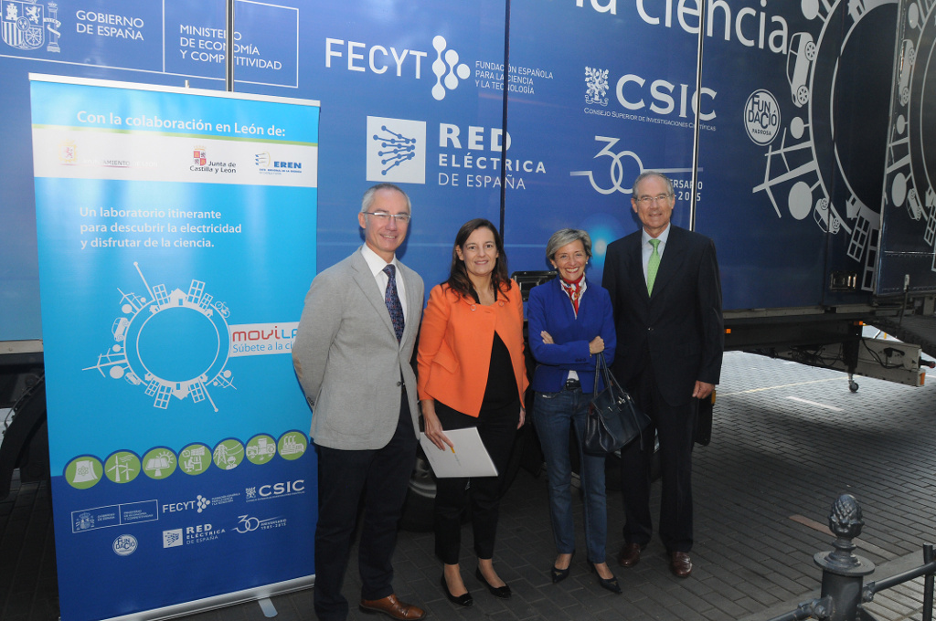 El Director General de Industria, Energía y Minas de Castilla y León, la Directora del Departamento de Cultura Científica de FECYT, la Concejala de Urbanismo del Ayuntamiento de León y el Delegado Regional Centro de Red Eléctrica, en la presentación del proyecto Movilab en León.
