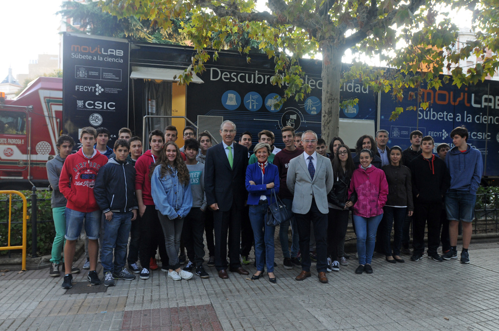 Un grupo de escolares junto al camión de Movilab en León.