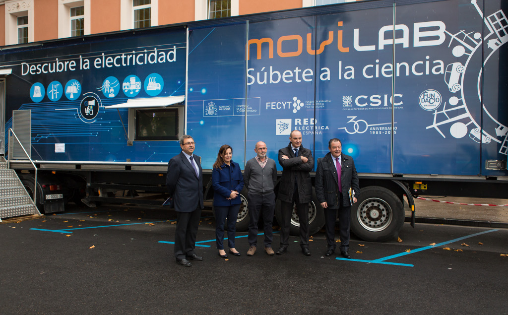 Presentación institucional del camión científico Movilab en Logroño. Acudió el Teniente Alcalde de Medioambiente y Energía del Ayuntamiento de Logroño, y el Gerente de la Agencia de Desarrollo Económico de La Rioja (ADER), junto con el Delegado Regional Ebro de Red Eléctrica y autoridades de FECYT y del CSIC.