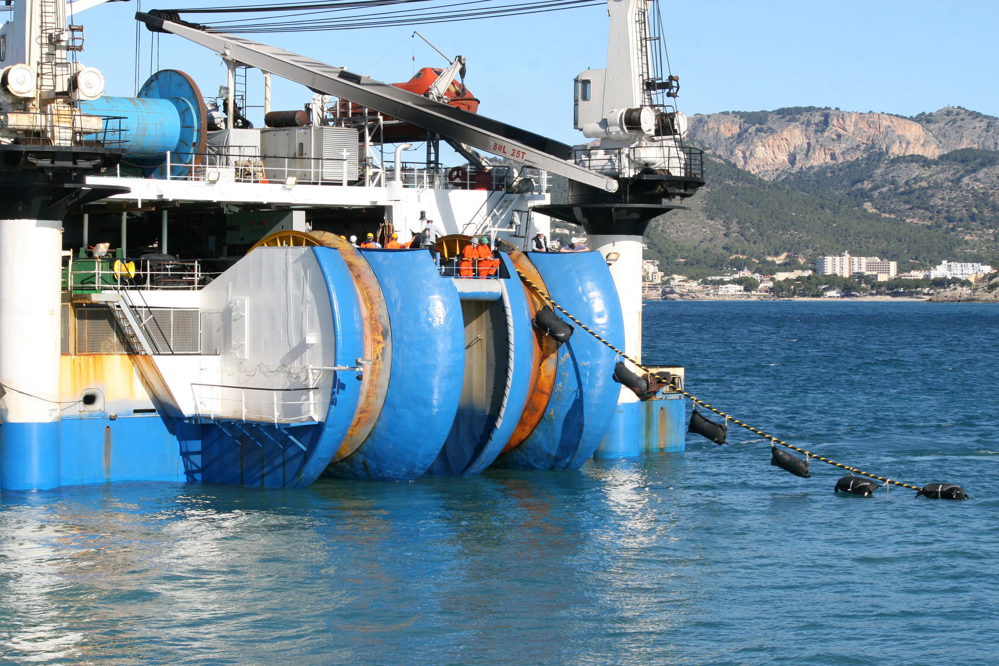 El buque Giulio Verne" durante el tendido del tercer cable eléctrico entre la Península y Baleares."