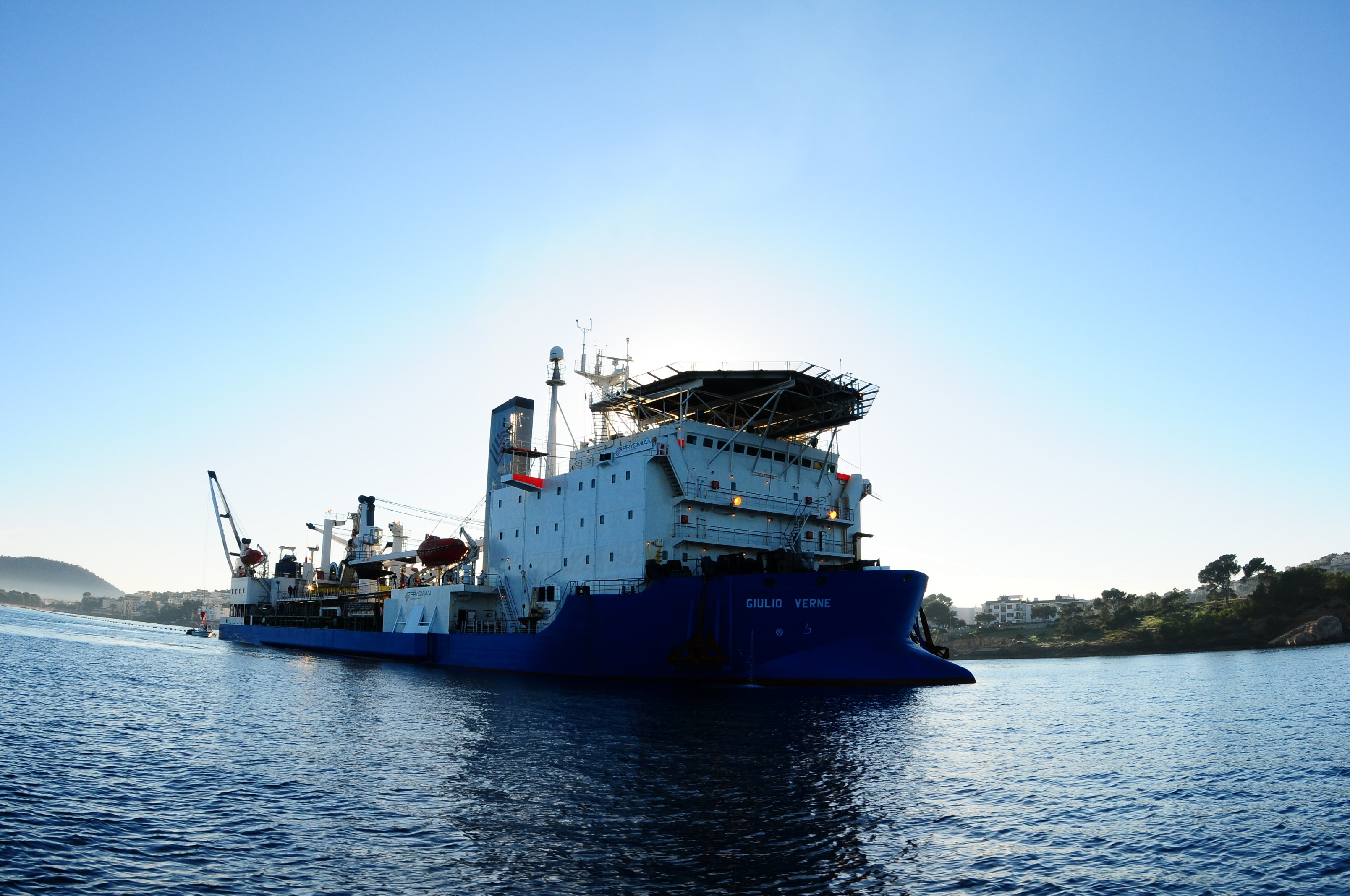 Barco cablero Giulio Verne" durante el tendido en la bahía de Santa Ponsa."