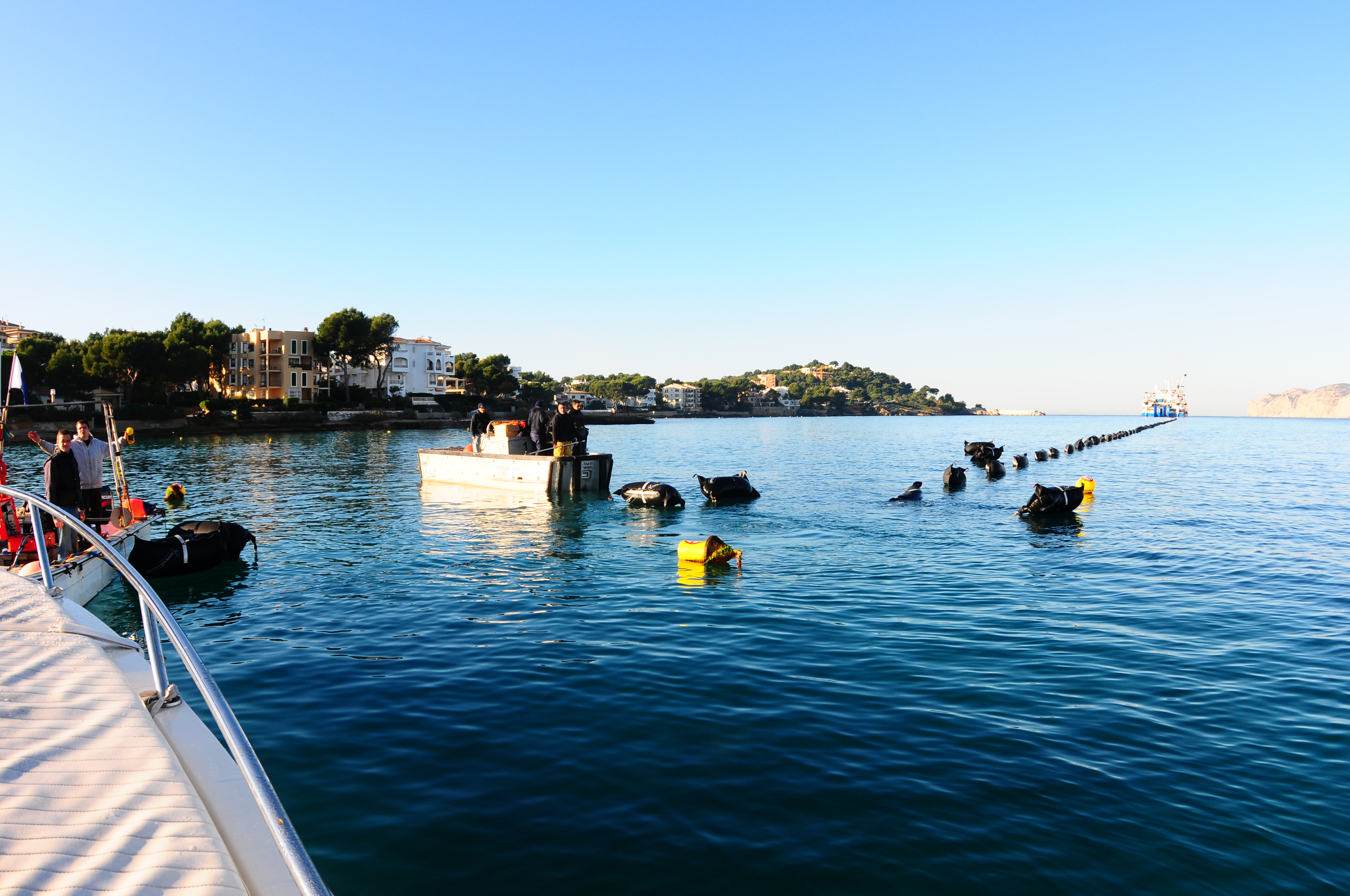 Tendido del cable submarino con la ayuda de flotadores en la bahía de Santa Ponsa, en Mallorca.