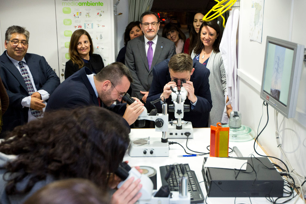 El Presidente de la Generalitat Valenciana y el Alcalde de Villarreal se animaron a participar junto con los escolares en las actividades del laboratorio Movilab.