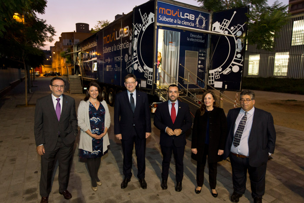 El Rector de la Universitat Jaume I, la Delegada Regional Este de Red Eléctrica, el Presidente de la Generalitat Valenciana, el Alcalde de Villarreal, la Directora del Departamento de Cultura Científica de FECYT y un representante de la Universidad, en la presentación de Movilab en Villarreal, que coincidió con la celebración de la Semana de la Ciencia en el municipio castellonense.