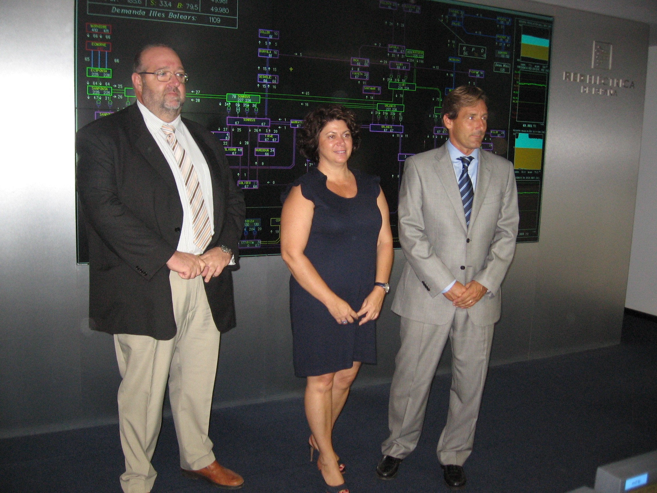 El director general de Industria y Energía de Baleares, la secretaria autonómica de Promoción Empresarial y Ocupación, y el director de REE en Baleares, durante la visita a la sede de la compañía en las islas