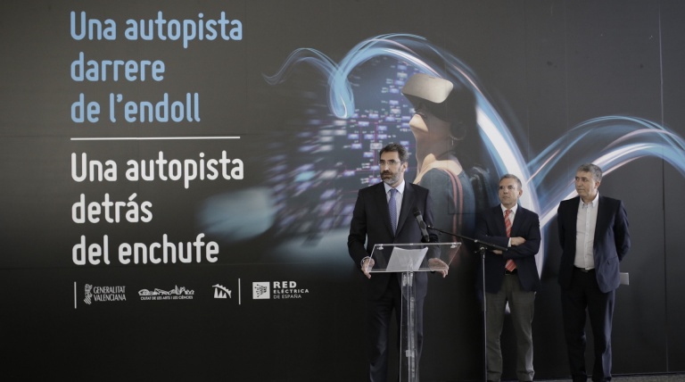 El consejero delegado de Red Eléctrica, Juan Lasala; junto al director general de la Ciudad de las Artes y las Ciencias, Enrique Vidal, y al consejero de Economía Sostenible, Sectores Productivos, Comercio y Trabajo de la Generalitat Valenciana, Rafael Climent, en un momento de la inauguración.