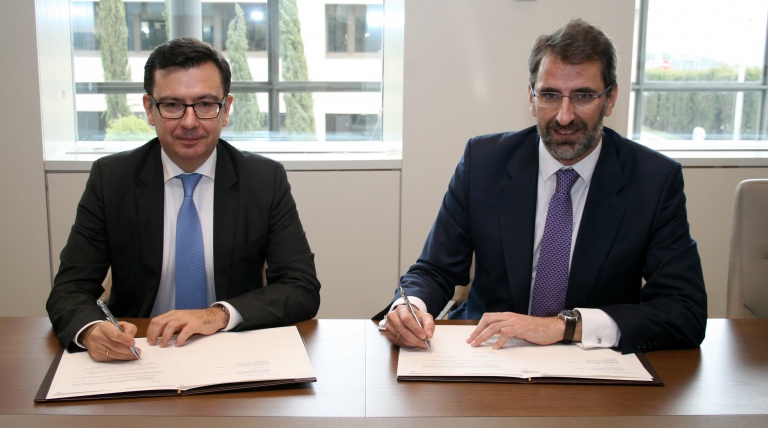 El vicepresidente del Banco Europeo de Inversiones, Román Escolano, y el consejero delegado de Red Eléctrica, Juan Lasala, firman la ratificación del acuerdo de financiación.