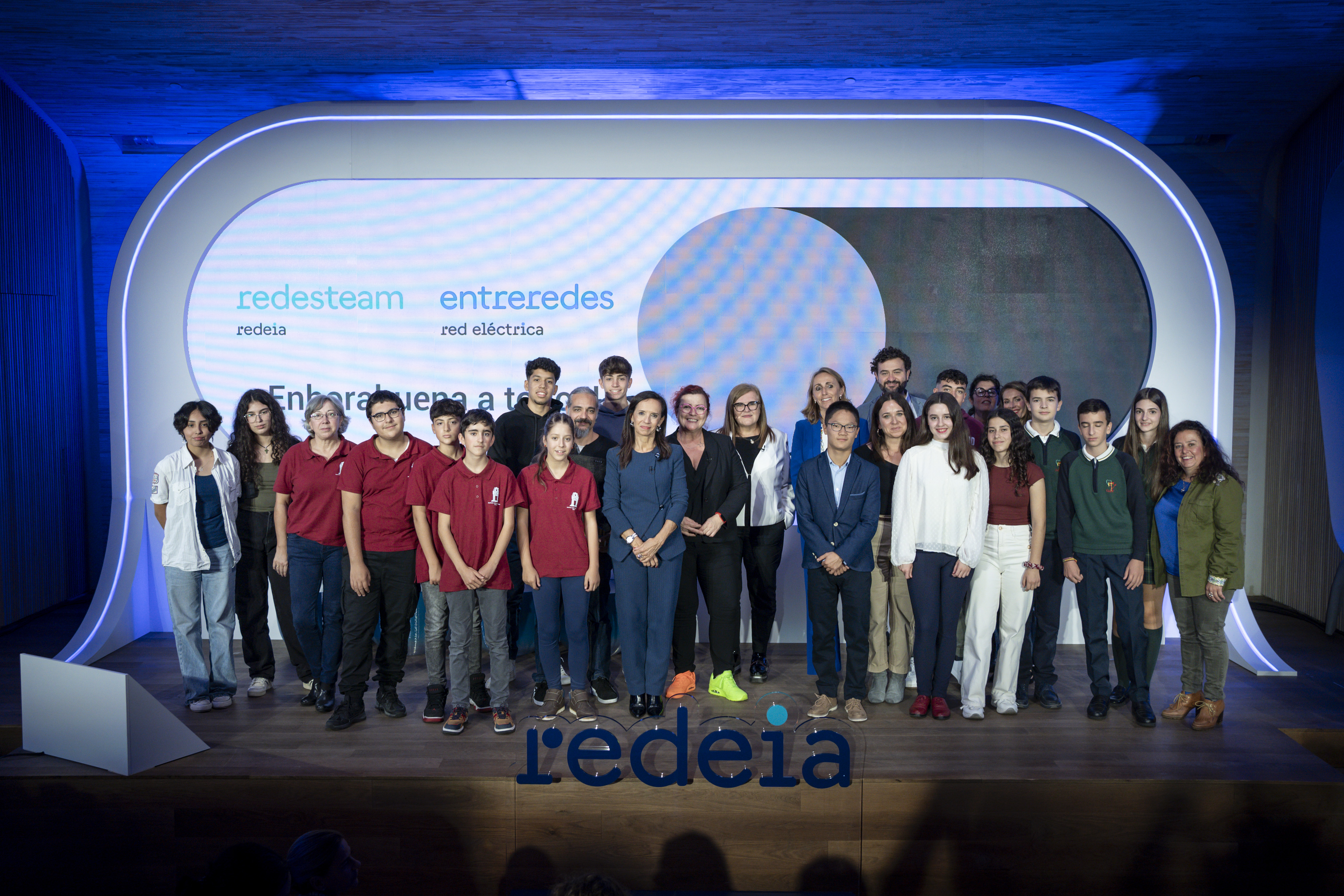 Foto de familia de los ganadores de la última edición de las Olimpiadas Entreredes, durante la entrega de premios en Madrid en el marco de las Jornadas de Sostenibilidad de Redeia.