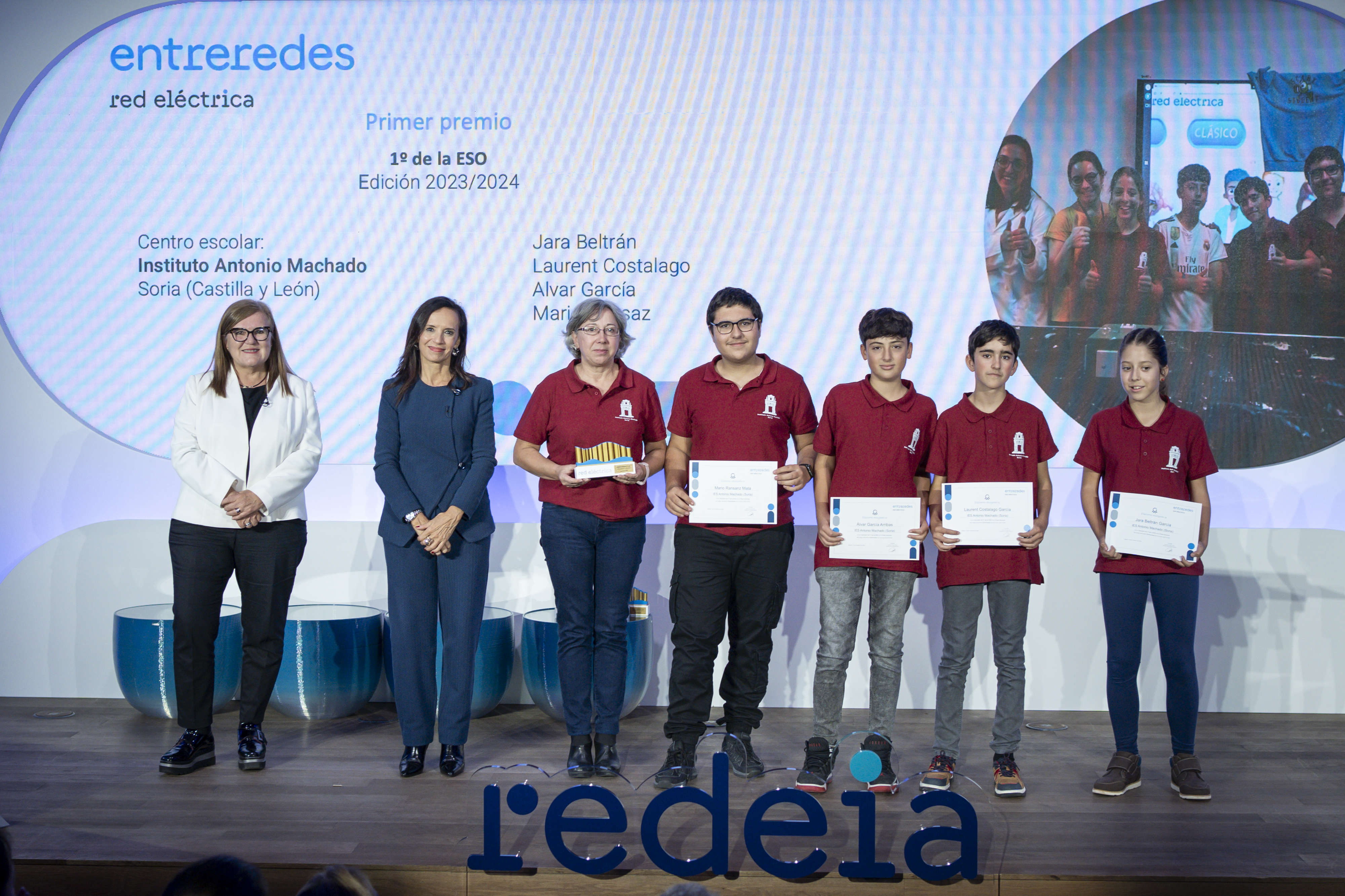 El equipo ganador de 1º de ESO, del Instituto Antonio Machado, de Soria, Jara Beltrán, Laurent Costalago, Alvar García y Mario Ransaz, y su profesora Mª del Carmen Rubio, junto a la secretaria general de Innovación y la presidenta de Redeia.