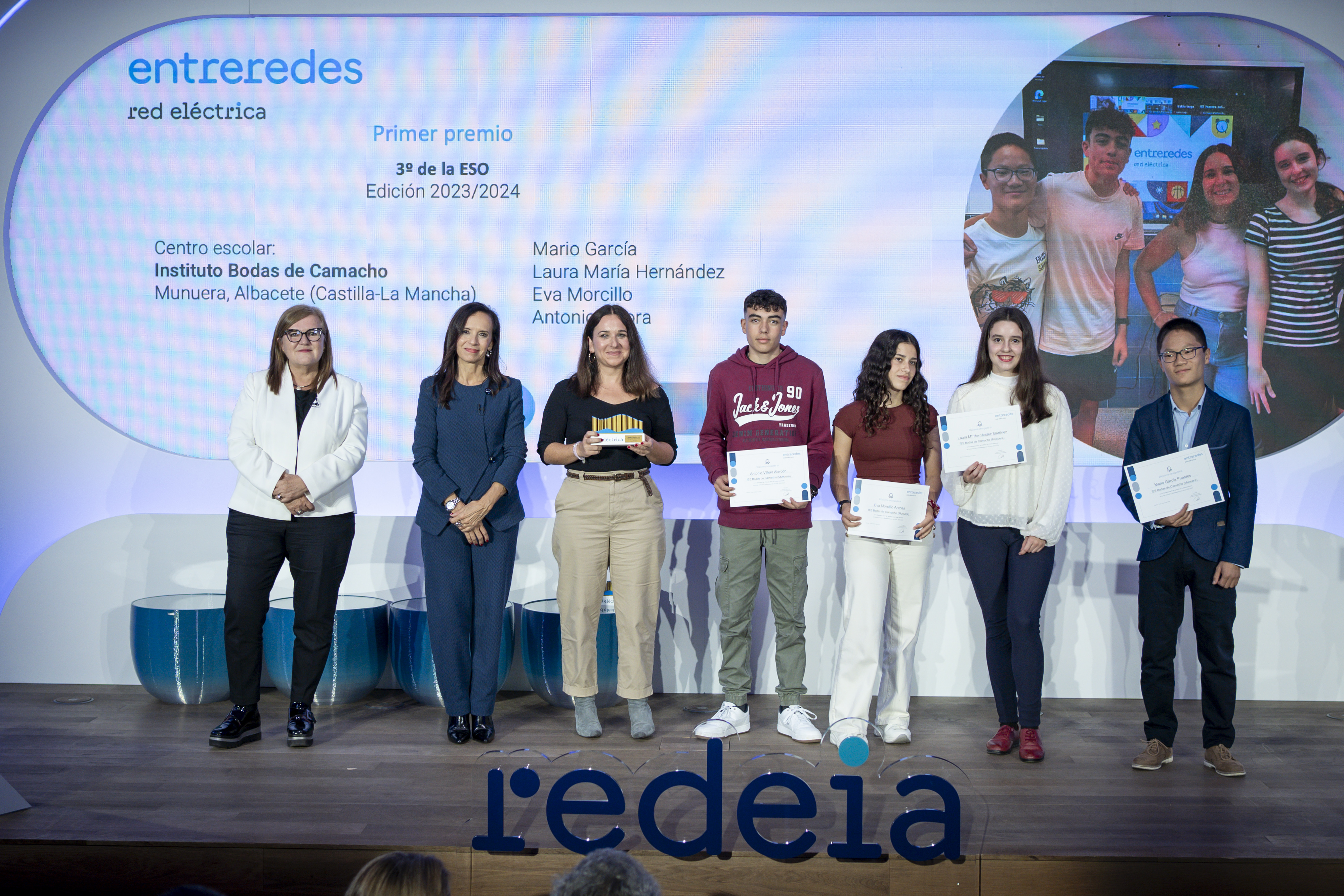 El equipo ganador de 3º de ESO, del Instituto Bodas de Camacho de Munera (Albacete), Mario García, Laura María Hernández, Eva Morcillo y Antonio Villora con su profesora Toñi Martínez, la presidenta de Redeia y la secretaria general de Innovación.