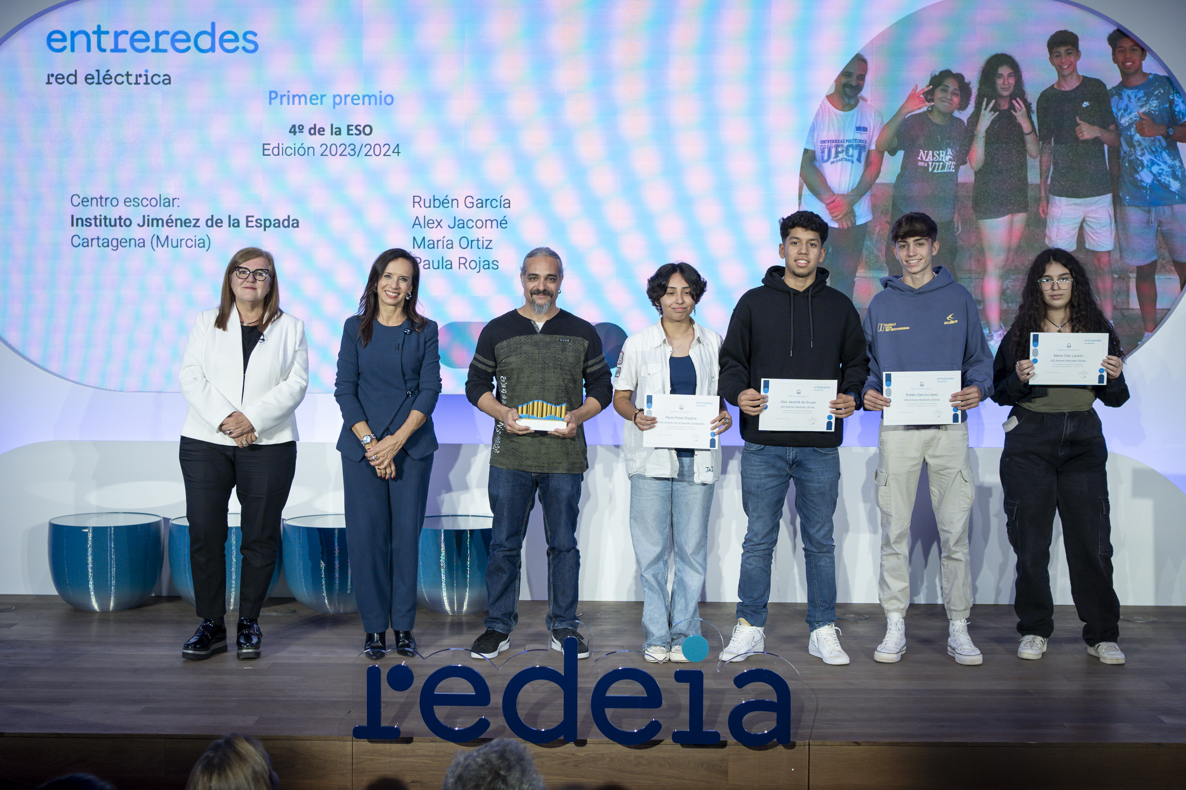 El equipo ganador de 4º de ESO, del Instituto Jiménez de la Espada, de Cartagena (Región de Murcia), Rubén García, Alex Jacomé, María Ortiz y Paula Rojas, con su profesor Horacio Higueras, la presidenta de Redeia y la secretaria general de Innovación.