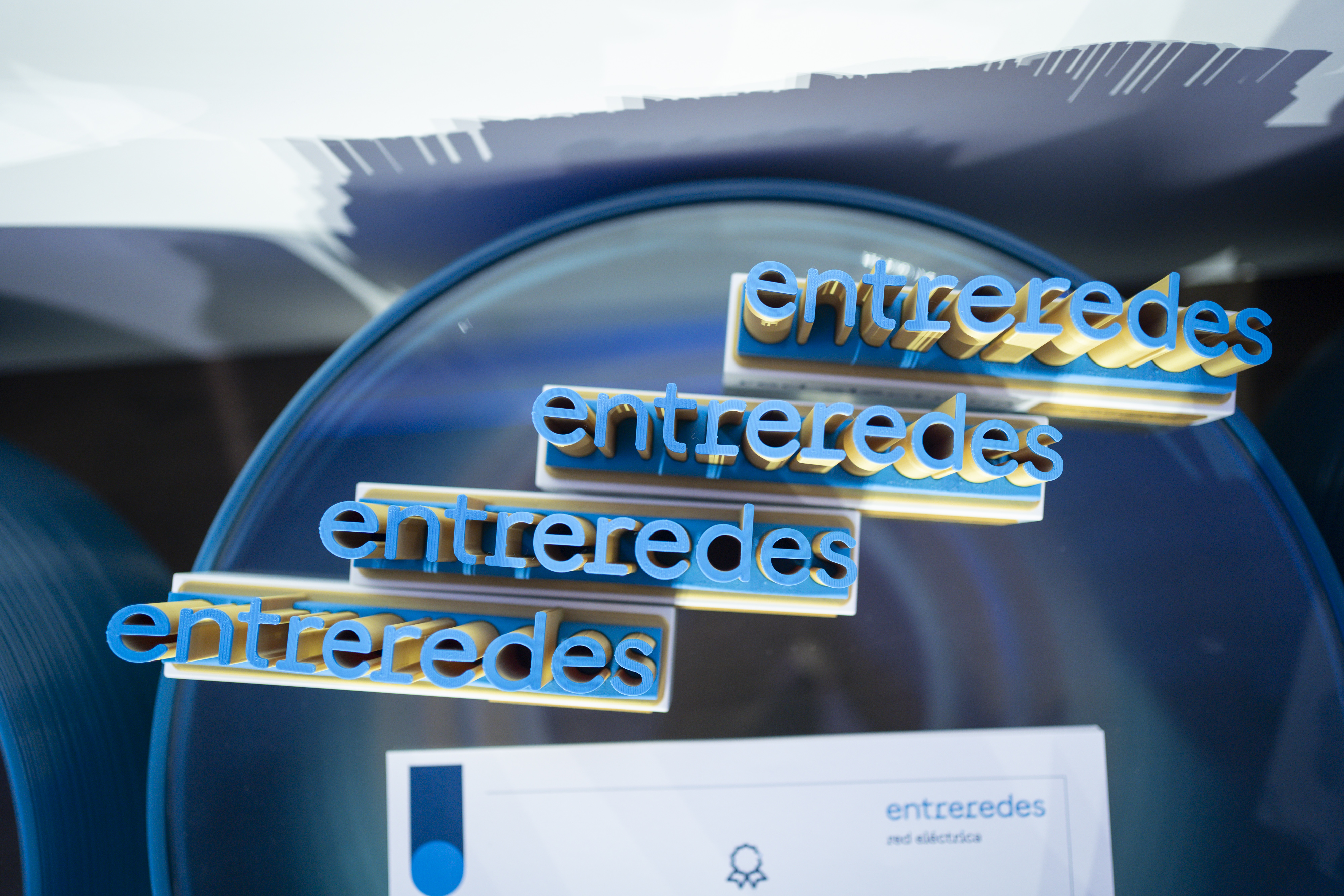 Imagen de los trofeos que se entregan a los centros educativos junto a material didáctico.