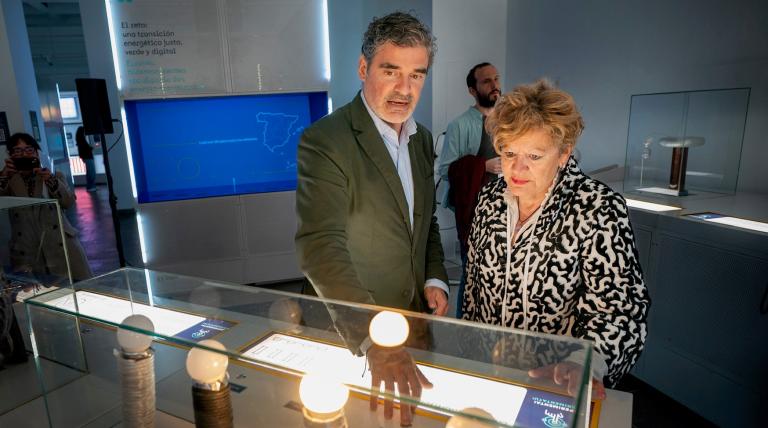 La exposición 'Conectados al futuro' llega a Vitoria en el 40 aniversario de Red Eléctrica. La diputada foral de cultura y deporte de la Diputación Foral de Álava, Ana del Val, y nuestro delegado en el País Vasco, Antonio González Urquijo, la han inaugurado. 