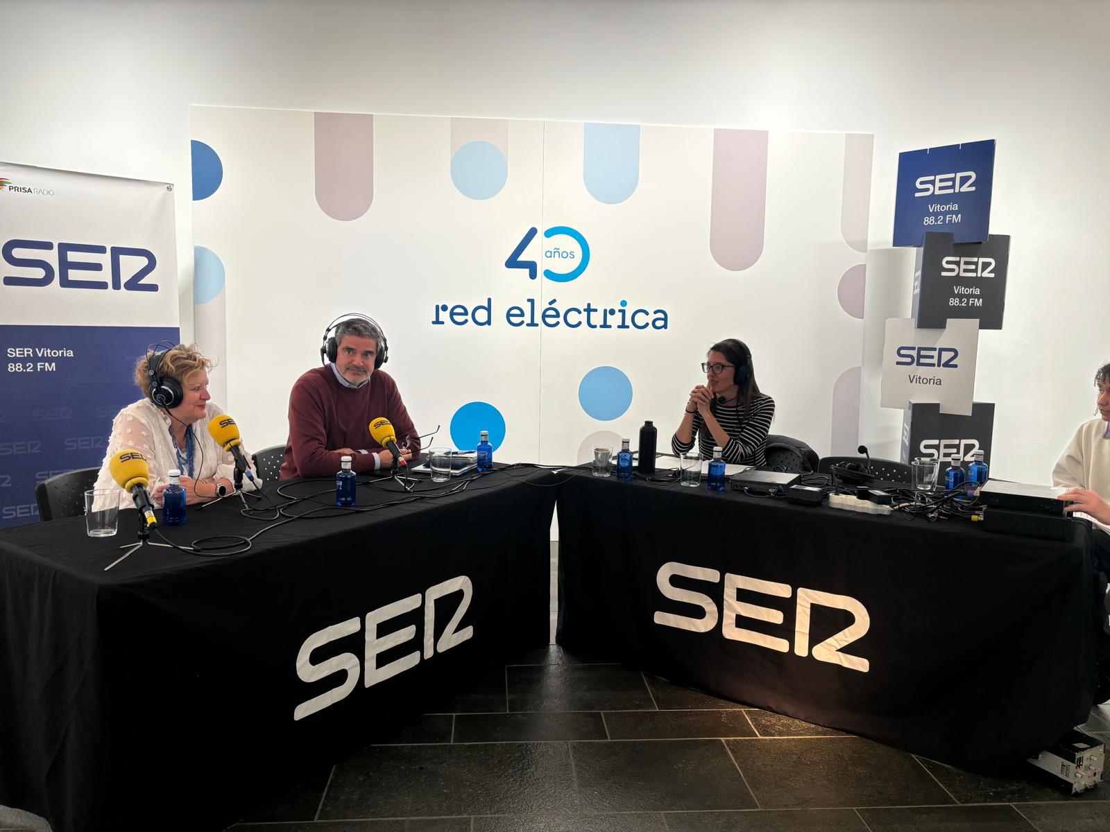 Celebramos nuestro 40 aniversario en el marco de nuestra exposición 'Conectados al futuro'  junto a SER Vitoria y nuestro delegado regional en País Vasco, Antonio González Urquijo.