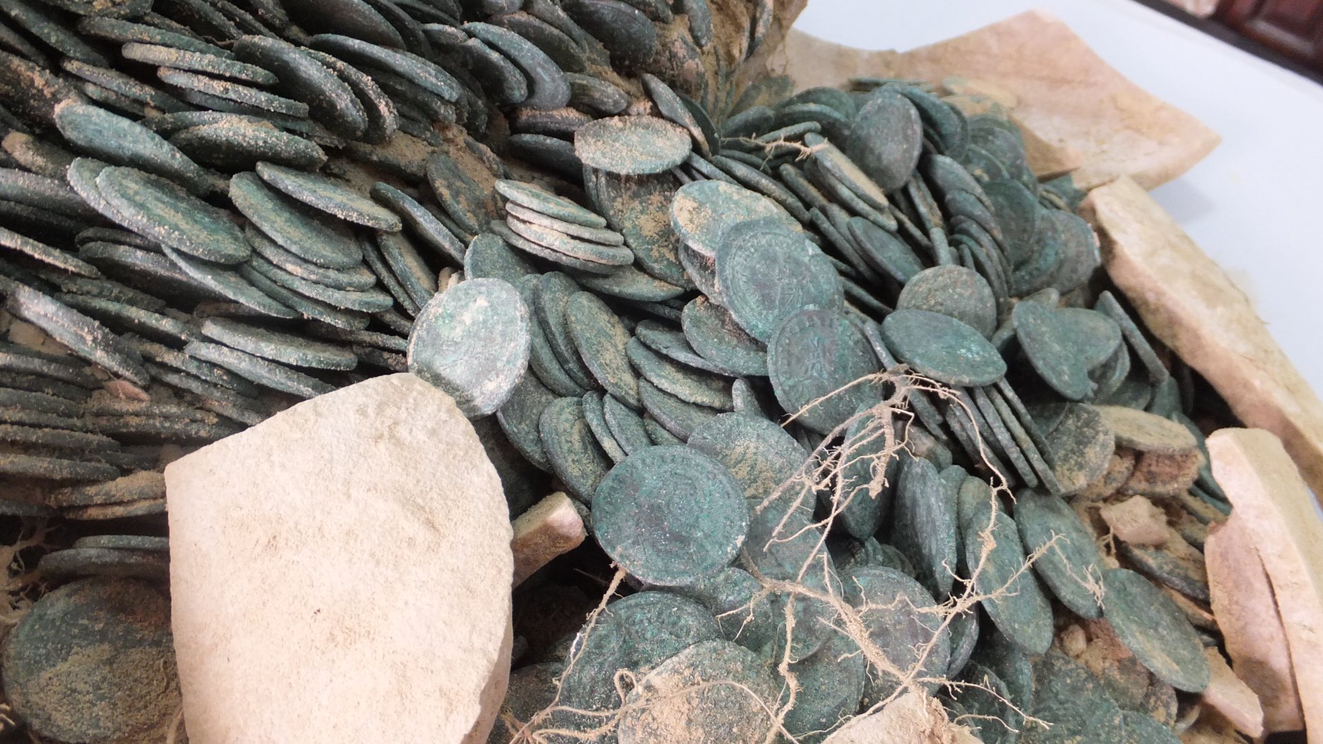 Detalle de una de las ánforas abiertas con las monedas visibles. Créditos: Junta de Andalucía. Consejería de Cultura y Deporte.