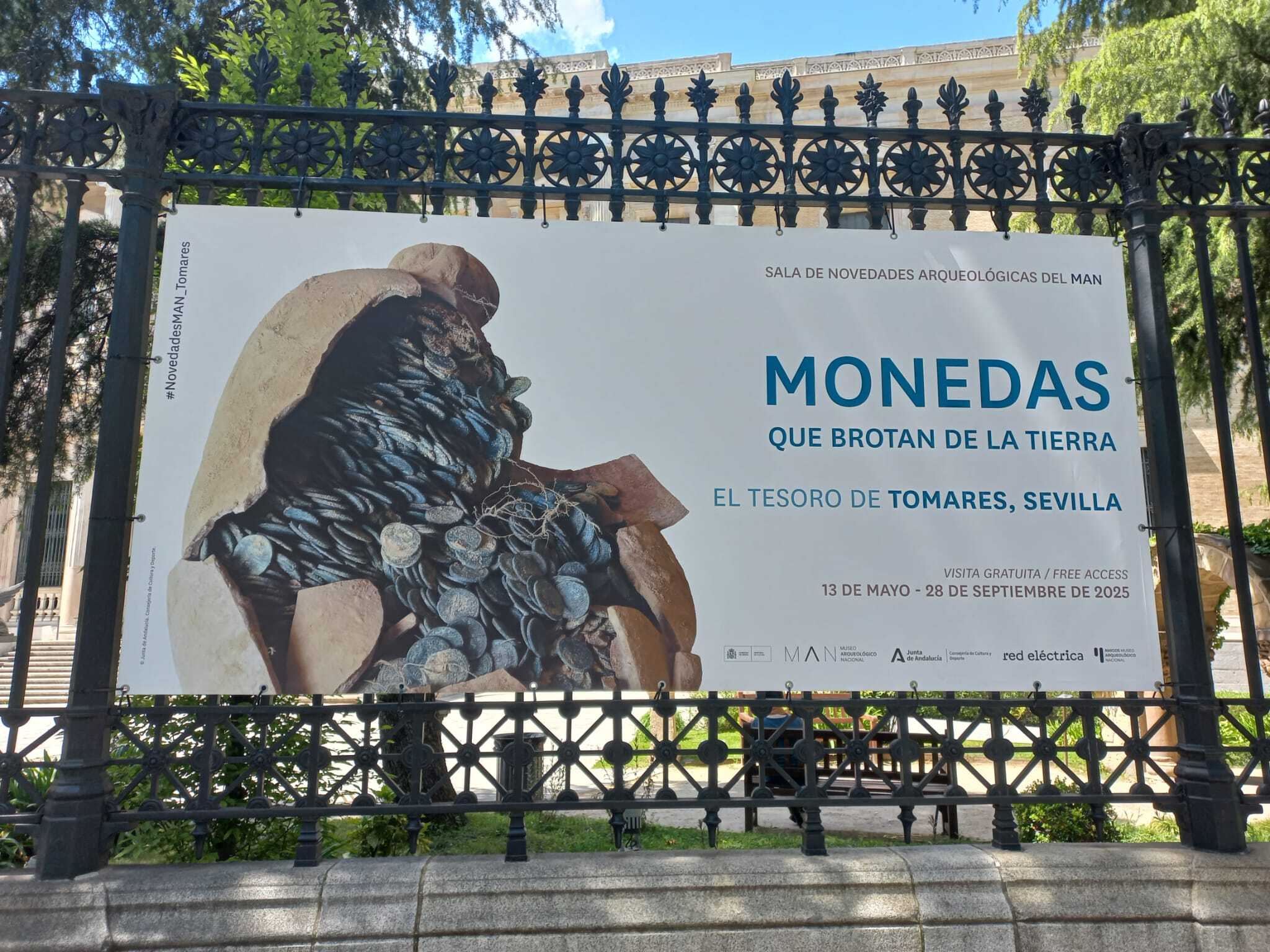 Apoyamos la Sala de Novedades del Museo Arqueológico Nacional, que expone hallazgos arqueológicos de interés procedentes de distintos territorios de nuestro país. Comenzamos esta nueva colaboración con la muestra 'Monedas que brotan de la tierra. El Tesoro de Tomares, Sevilla', que estará abierta del 13 de mayo al 28 de septiembre de 2025.